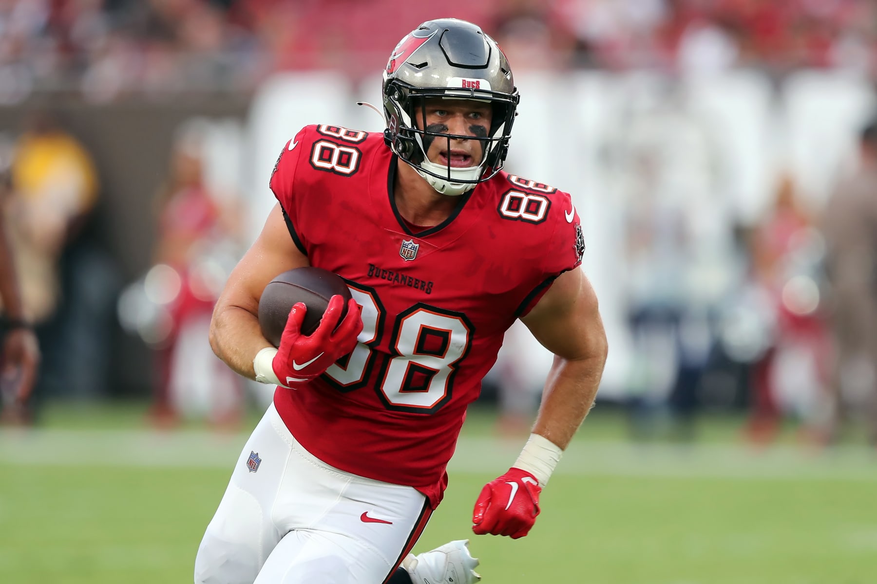 TAMPA, FL - AUGUST 26: Tampa Bay Buccaneers Tight End Cade Otton (88) runs with the ball during the preseason game between the Baltimore Ravens and the Tampa Bay Buccaneers on August 26, 2023 at Raymond James Stadium in Tampa, Florida. (Photo by Cliff Welch/Icon Sportswire via Getty Images)