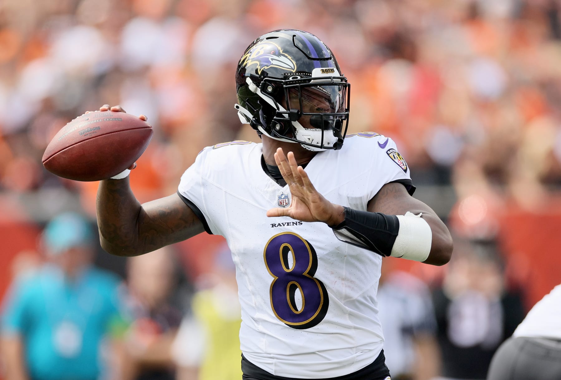 CINCINNATI, OHIO - SEPTEMBER 17: Lamar Jackson #8 of the Baltimore Ravens against the Cincinnati Bengals at Paycor Stadium on September 17, 2023 in Cincinnati, Ohio. (Photo by Andy Lyons/Getty Images)
