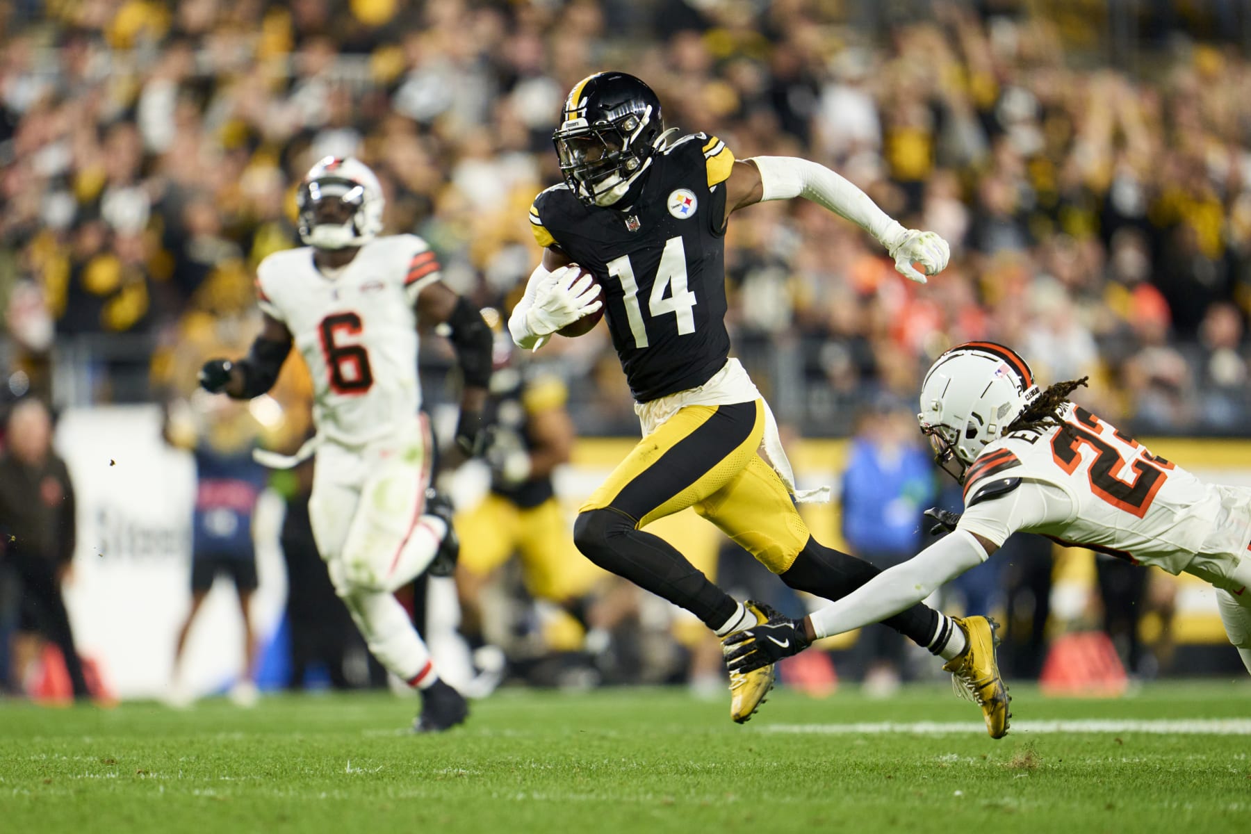 PITTSBURGH, PA - SEPTEMBER 18: George Pickens #14 of the Pittsburgh Steelers scores a touchdown against the Cleveland Browns during the first half at Acrisure Stadium on September 18, 2023 in Pittsburgh, Pennsylvania. (Photo by Cooper Neill/Getty Images)