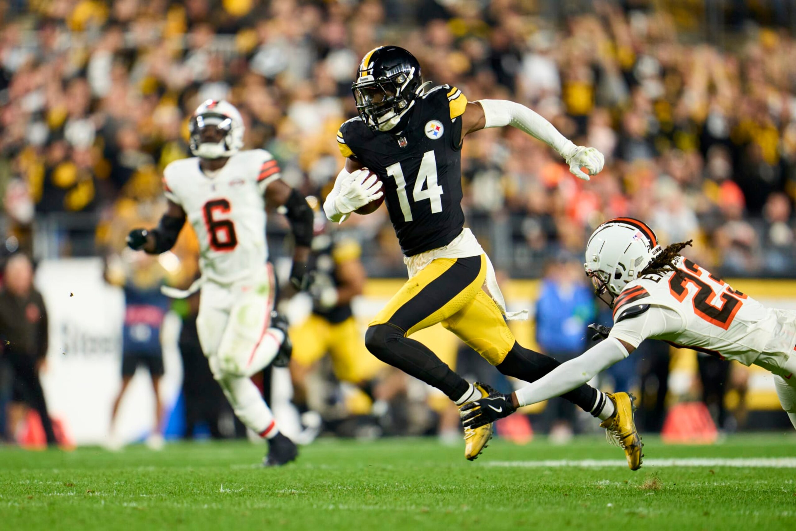 PITTSBURGH, PA - SEPTEMBER 18: George Pickens #14 of the Pittsburgh Steelers scores a touchdown against the Cleveland Browns during the first half at Acrisure Stadium on September 18, 2023 in Pittsburgh, Pennsylvania. (Photo by Cooper Neill/Getty Images)