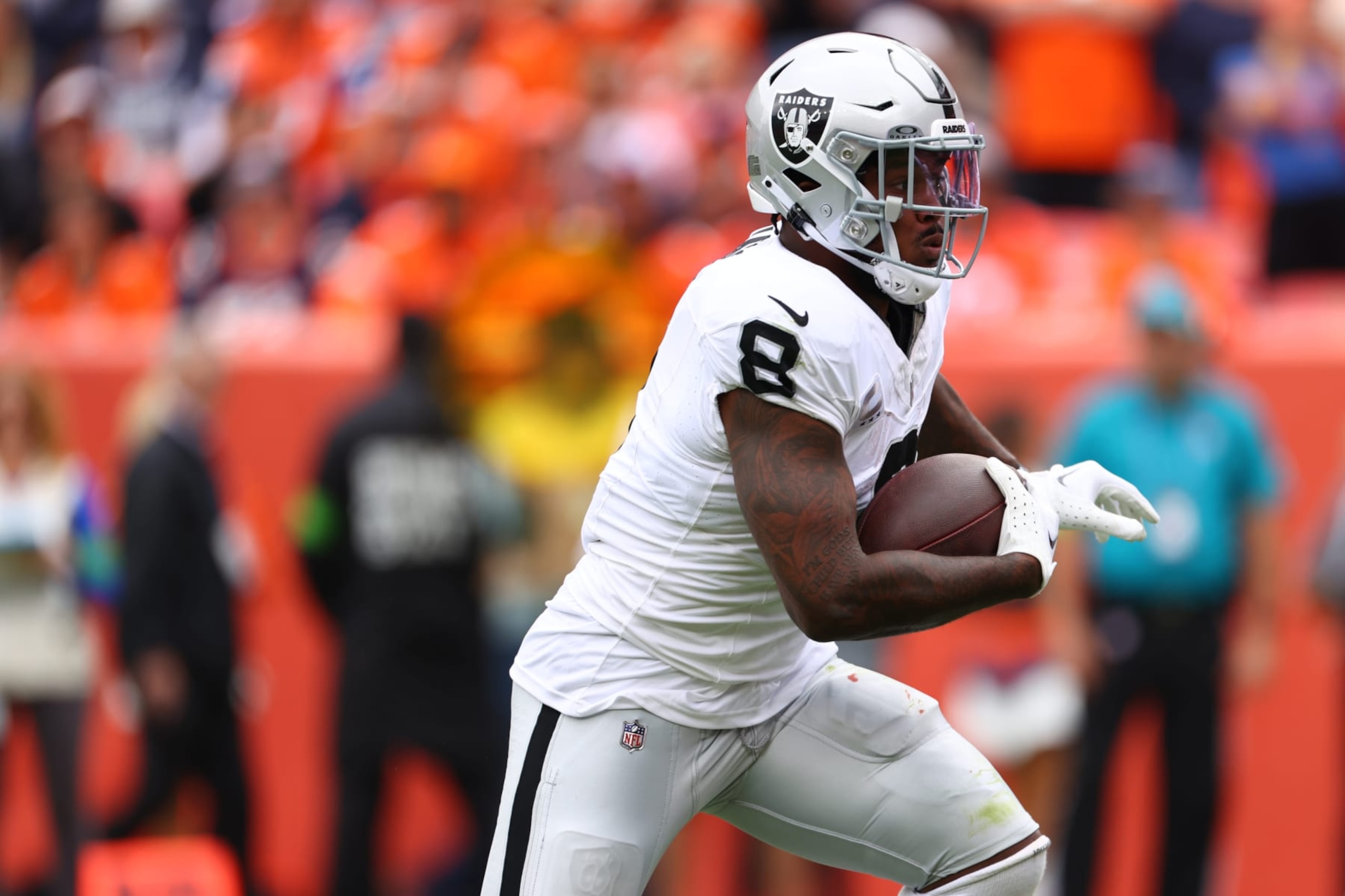 Football: Las Vegas Raiders Josh Jacobs (8) in action, runs the football vs. Denver Broncos at Empower Field at Mile High Stadium. 
Denver, CO 9/10/2023 
CREDIT: Jamie Schwaberow (Photo by Jamie Schwaberow/Sports Illustrated via Getty Images) 
(Set Number: X164422 TK1)