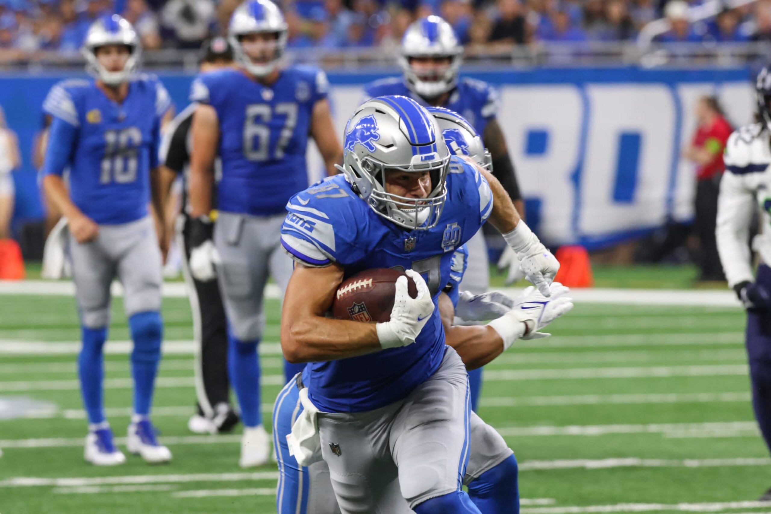 DETROIT, MI - SEPTEMBER 17:  Detroit Lions tight end Sam LaPorta (87) runs with the ball after catching a pass during the fourth quarter of an NFL football game between the Seattle Seahawks and the Detroit Lions on September 17, 2023 at Ford Field in Detroit, Michigan.  (Photo by Scott W. Grau/Icon Sportswire via Getty Images)