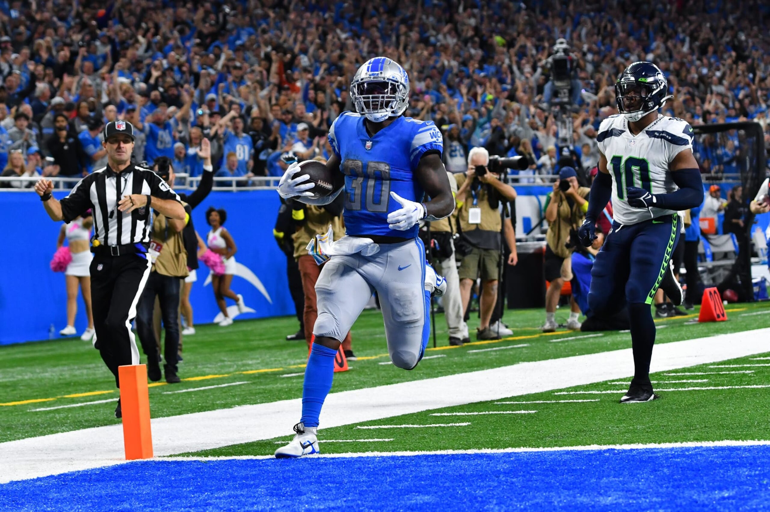 DETROIT, MI - OCTOBER 02: Detroit Lions running back Jamaal Williams (30) runs in for a long touchdown during the Detroit Lions versus the Seattle Seahawks game on Sunday October 2, 2022 at Ford Field in Detroit, MI. (Photo by Steven King/Icon Sportswire via Getty Images)