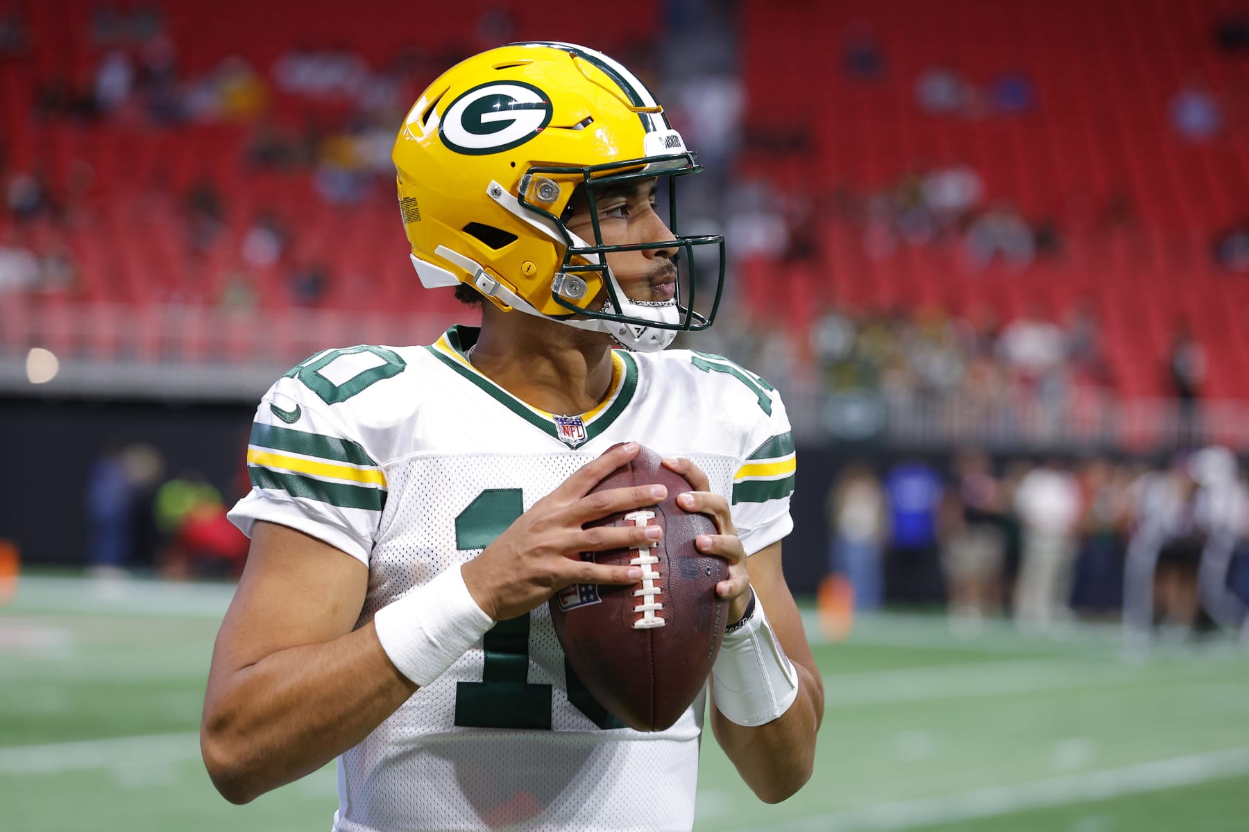 ATLANTA, GEORGIA - SEPTEMBER 17: Jordan Love #10 of the Green Bay Packers warms up prior to the game against the Atlanta Falcons at Mercedes-Benz Stadium on September 17, 2023 in Atlanta, Georgia. (Photo by Todd Kirkland/Getty Images)