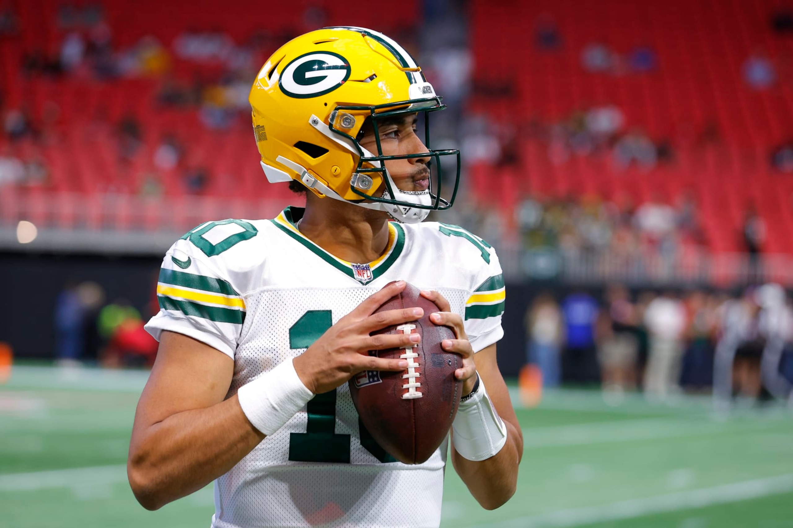 ATLANTA, GEORGIA - SEPTEMBER 17: Jordan Love #10 of the Green Bay Packers warms up prior to the game against the Atlanta Falcons at Mercedes-Benz Stadium on September 17, 2023 in Atlanta, Georgia. (Photo by Todd Kirkland/Getty Images)