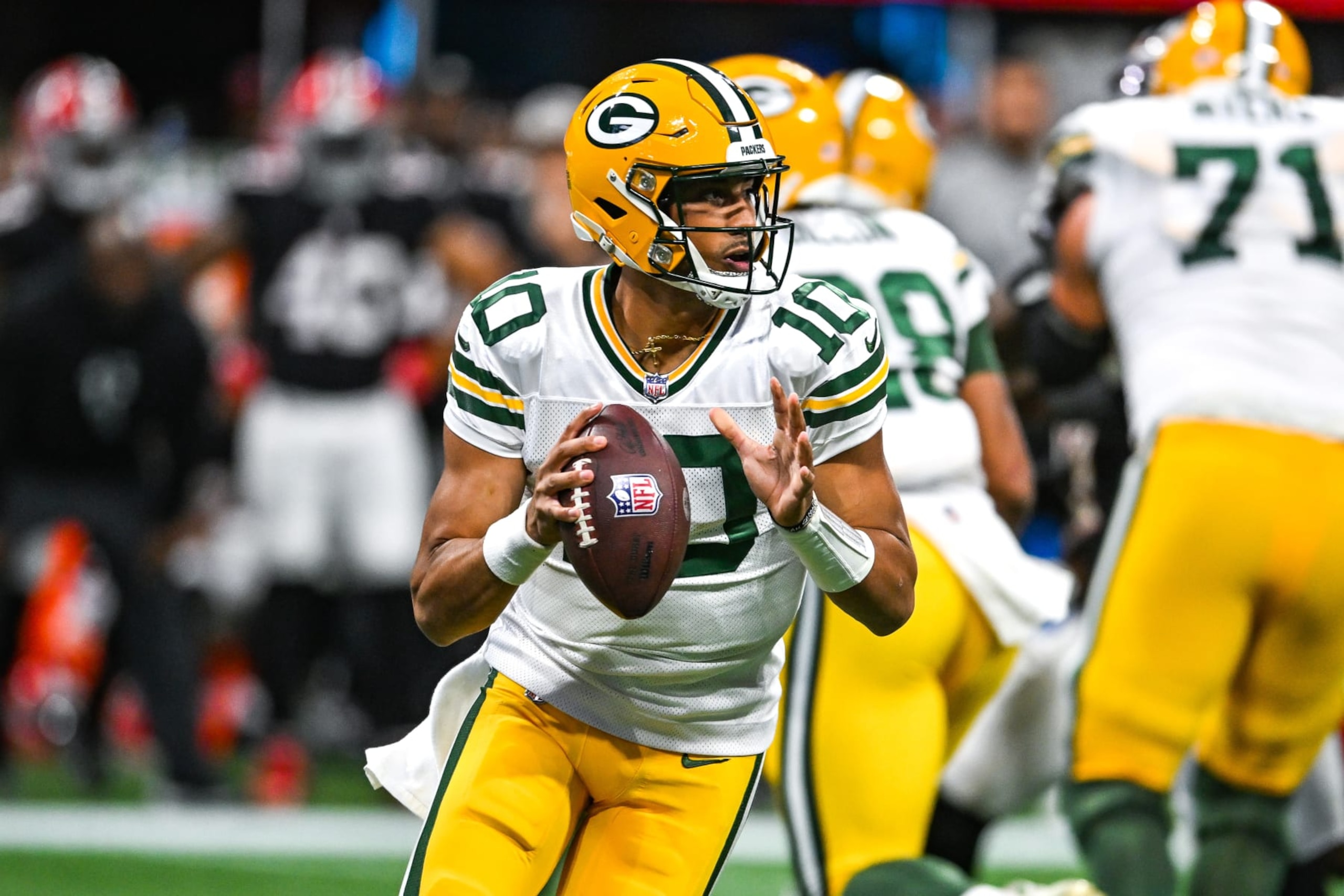 ATLANTA, GA  SEPTEMBER 17:  Green Bay quarterback Jordan Love (10) drops back to pass during the NFL game between the Green Bay Packers and the Atlanta Falcons on September 17th, 2023 at Mercedes-Benz Stadium in Atlanta, GA.  (Photo by Rich von Biberstein/Icon Sportswire via Getty Images)