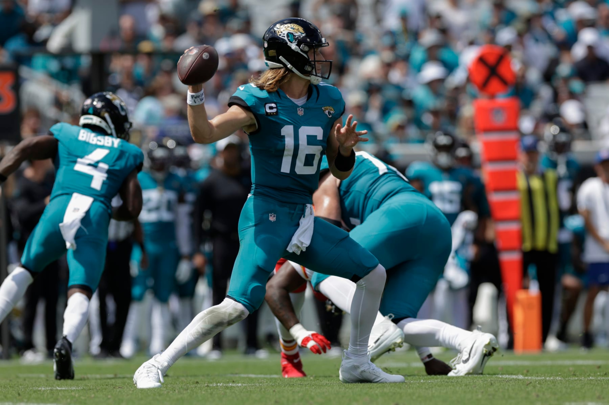 JACKSONVILLE, FL - SEPTEMBER 17: Jacksonville Jaguars quarterback Trevor Lawrence (16) throws a pass during the game between the Kansas City Chiefs and the Jacksonville Jaguars on September 17, 2023 at EverBank Stadium in Jacksonville, Fl. (Photo by David Rosenblum/Icon Sportswire via Getty Images)