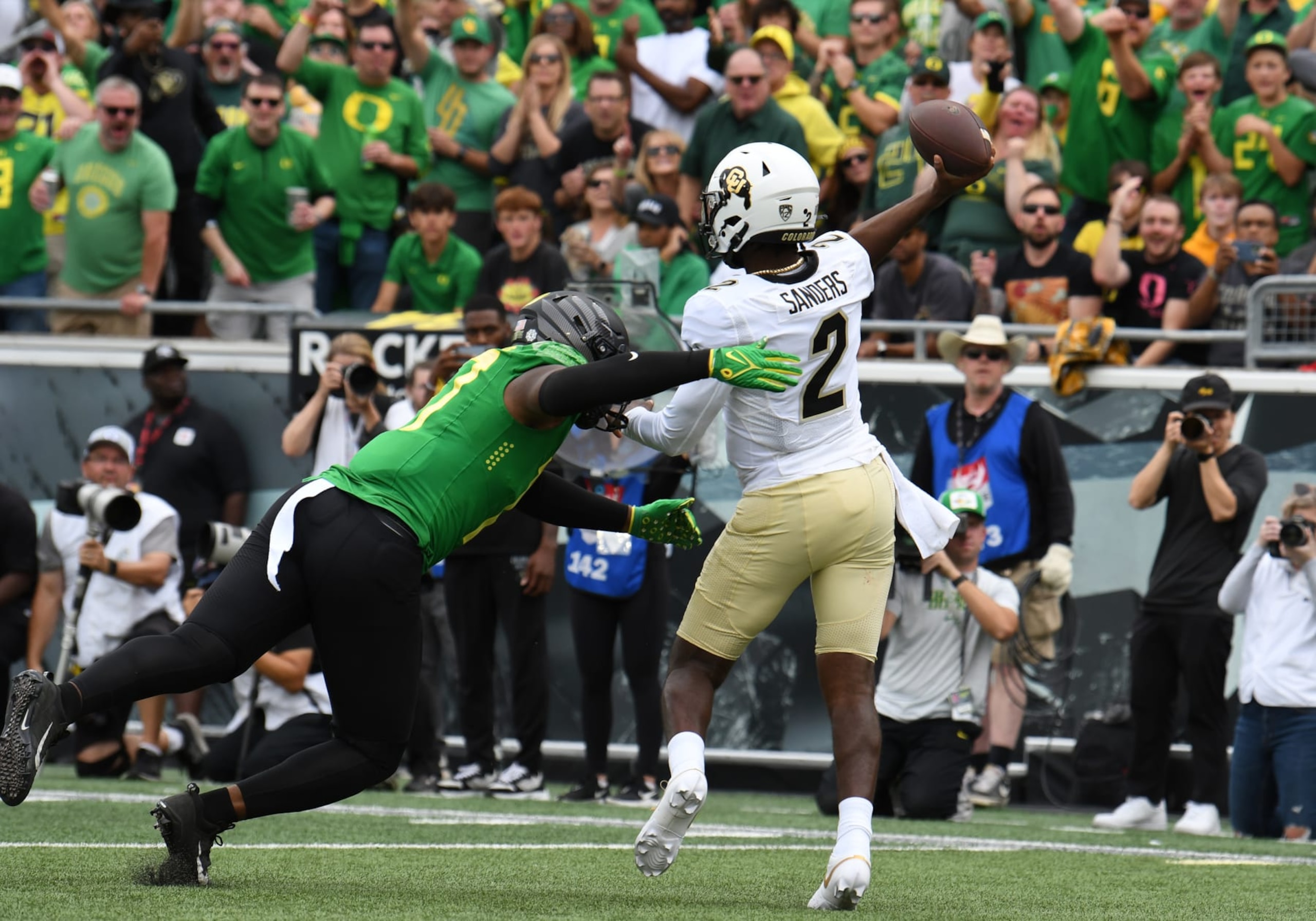EUGENE, OR - SEPTEMBER 23: Oregon Ducks linebacker Blake Purchase (17)pressures Colorado Buffaloes quarterback Shedeur Sanders (2) during a PAC-12 conference football game between the Colorado Buffaloes and Oregon Ducks on September 23, 2023 at Autzen Stadium in Eugene, Oregon. (Photo by Brian Murphy/Icon Sportswire via Getty Images)