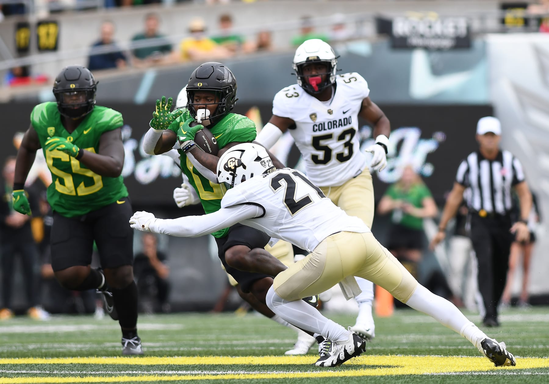 EUGENE, OR - SEPTEMBER 23: Oregon Ducks running back Bucky Irving (0) runs the ball against Colorado Buffaloes safety Shilo Sanders (21) during a PAC-12 conference football game between the Colorado Buffaloes and Oregon Ducks on September 23, 2023 at Autzen Stadium in Eugene, Oregon. (Photo by Brian Murphy/Icon Sportswire via Getty Images)