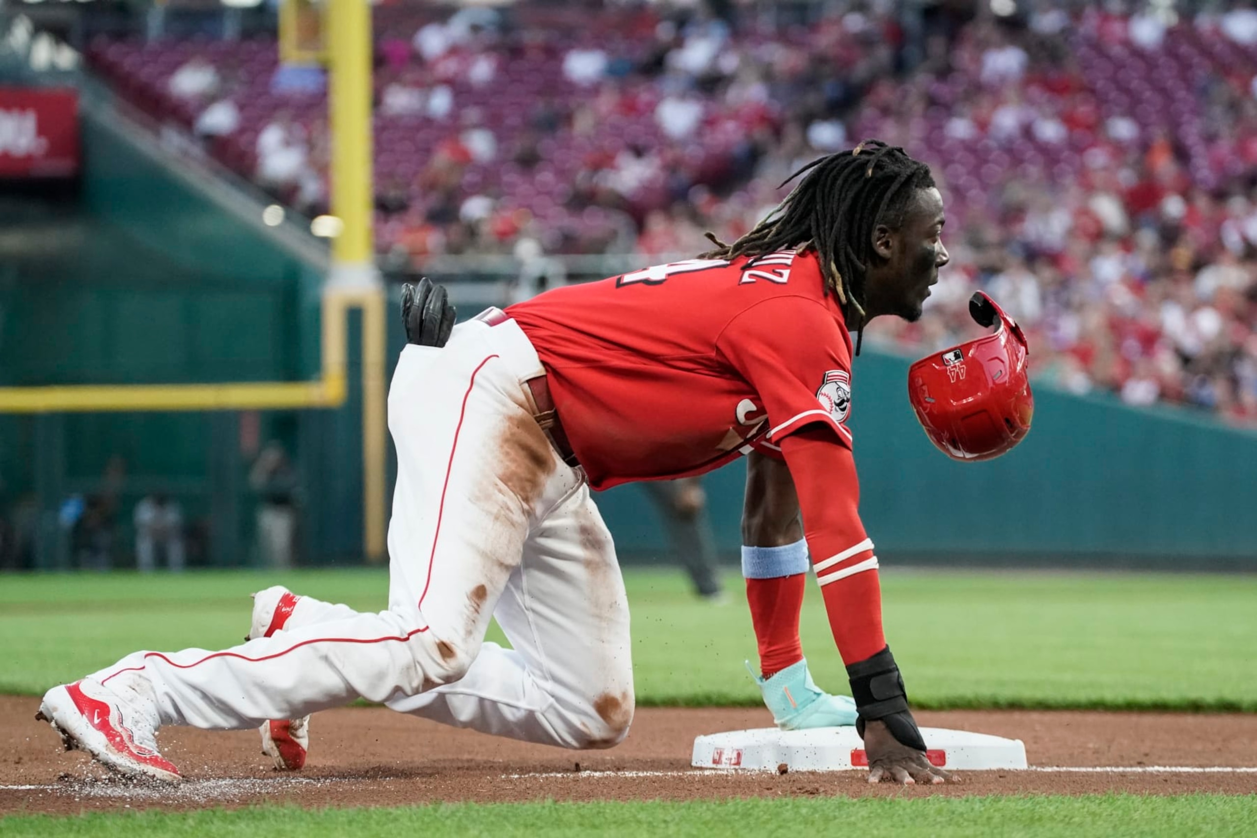 Cincinnati Reds' Elly De La Cruz loses his helmet after stealing third base during the second inning of the team's baseball game against the Pittsburgh Pirates, Saturday, Sept. 23, 2023, in Cincinnati. (AP Photo/Joshua A. Bickel)
