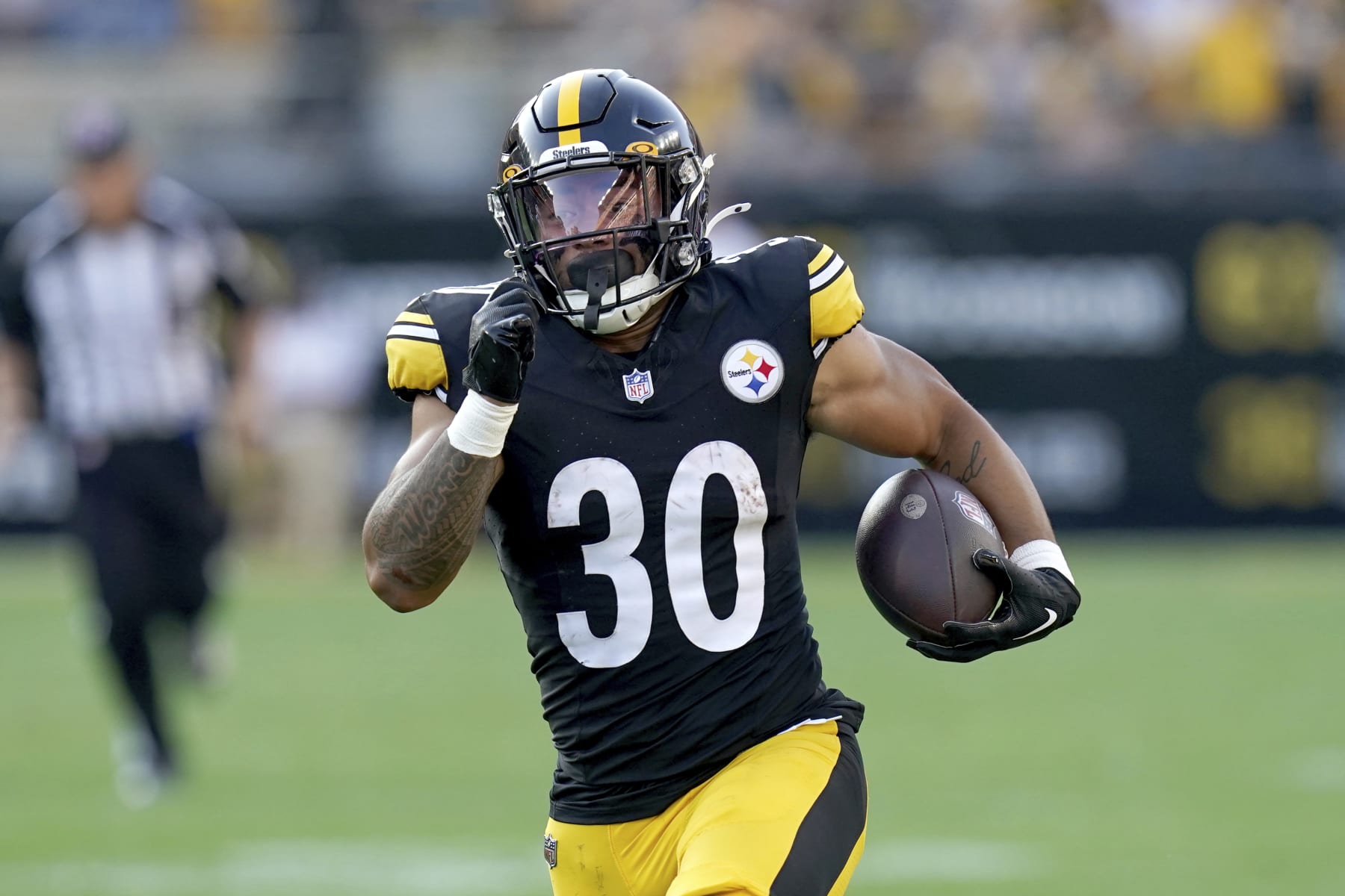 Pittsburgh Steelers running back Jaylen Warren (30) runs for a touchdown in the first half of an NFL preseason football game against the Buffalo Bills, in Pittsburgh, Saturday, Aug. 19, 2023. (AP Photo/Matt Freed)