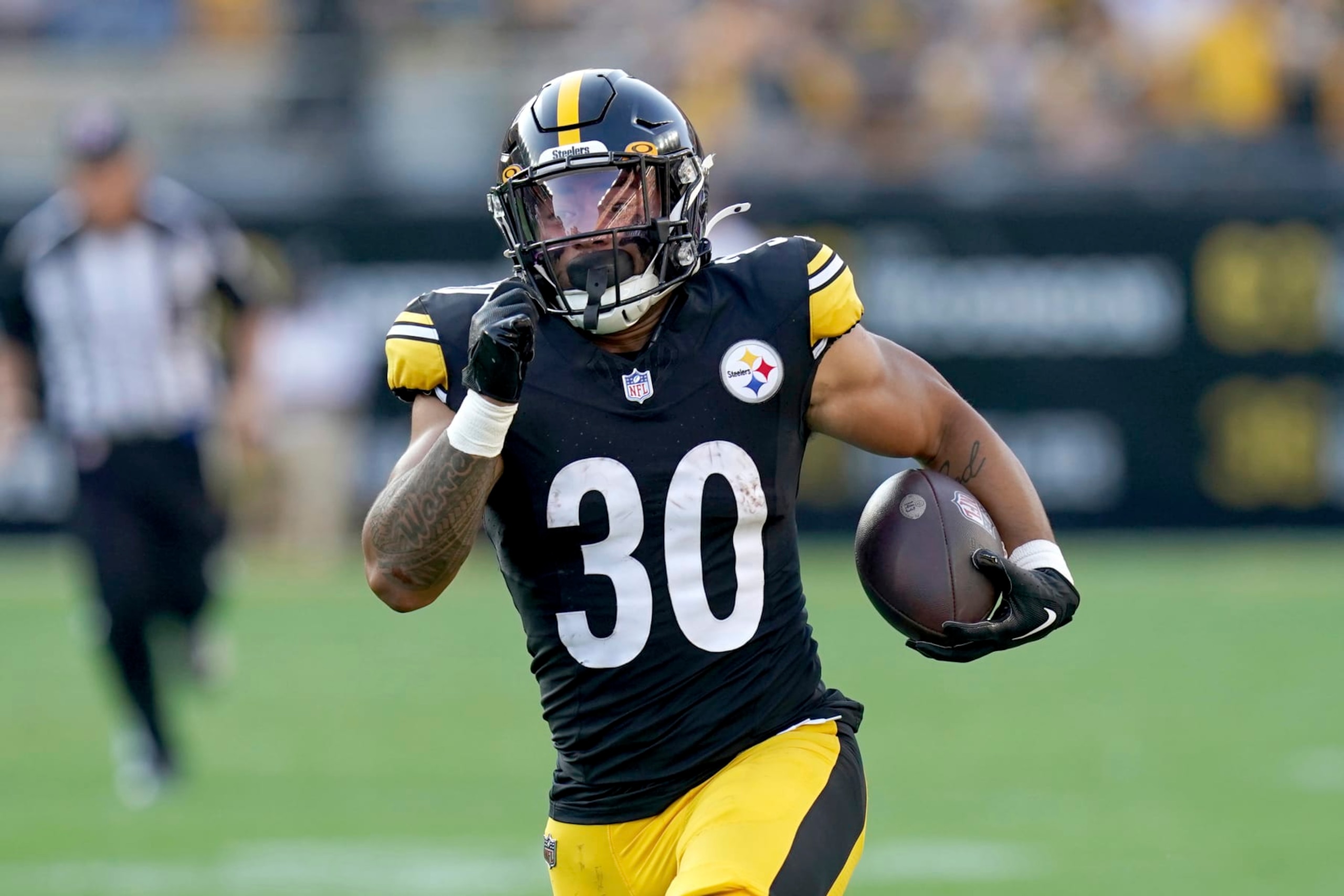Pittsburgh Steelers running back Jaylen Warren (30) runs for a touchdown in the first half of an NFL preseason football game against the Buffalo Bills, in Pittsburgh, Saturday, Aug. 19, 2023. (AP Photo/Matt Freed)