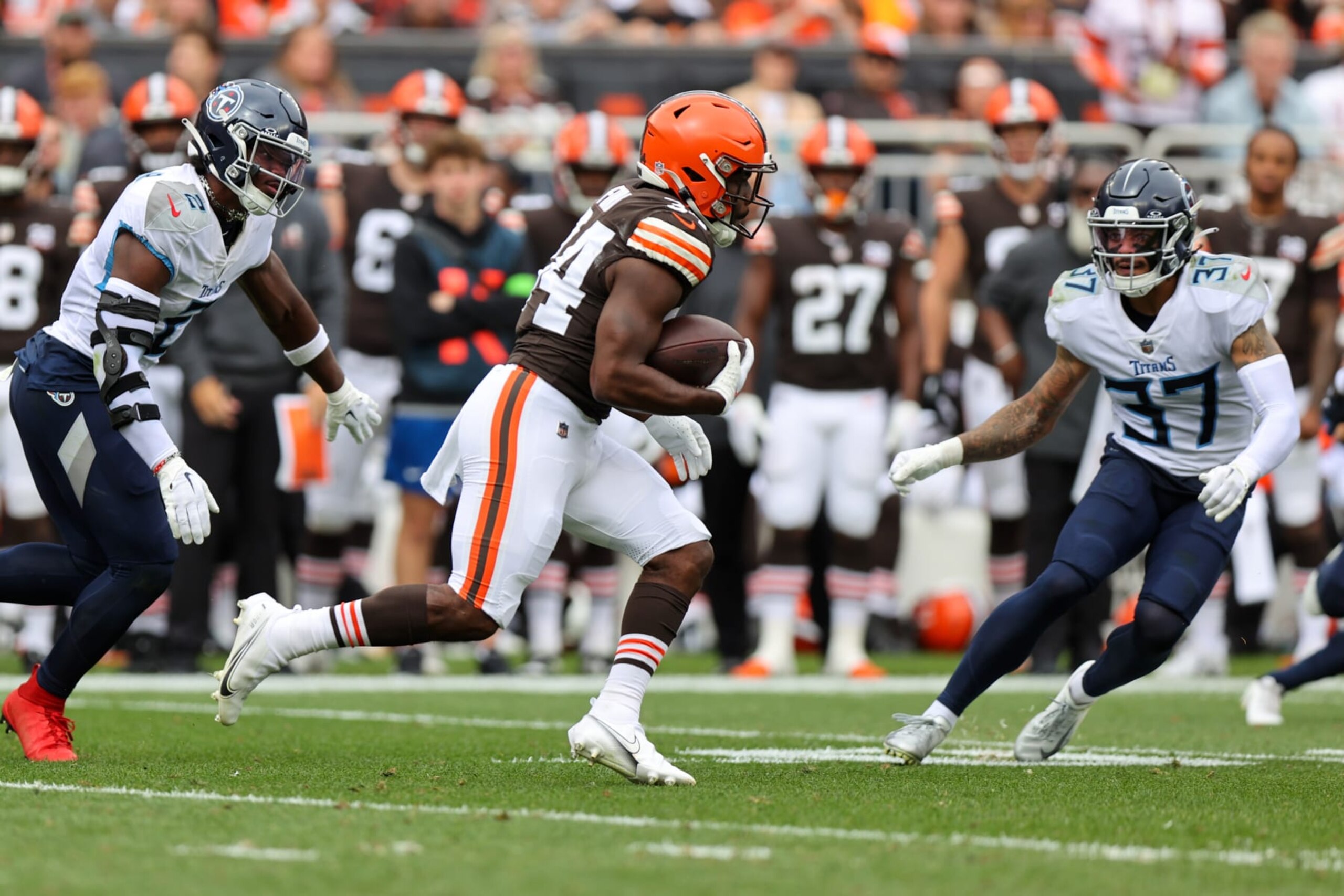 CLEVELAND, OH - SEPTEMBER 24: Cleveland Browns running back Jerome Ford (34) runs after making a catch  during the second quarter of the National Football League game between the Tennessee Titans and Cleveland Browns on September 24, 2023, at Cleveland Browns Stadium in Cleveland, OH. (Photo by Frank Jansky/Icon Sportswire via Getty Images)