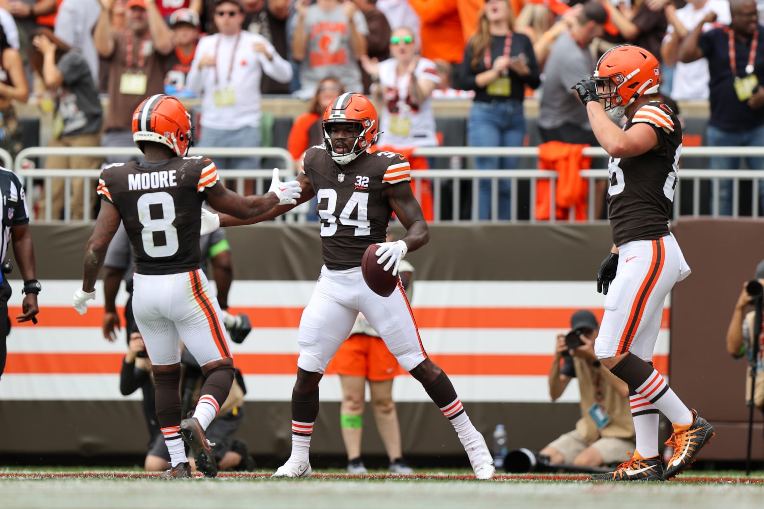 CLEVELAND, OH - SEPTEMBER 24: Cleveland Browns running back Jerome Ford (34) is congratulated by Cleveland Browns wide receiver Elijah Moore (8) and Cleveland Browns tight end Harrison Bryant (88) after scoring on a 19-yard touchdown catch during the second quarter of the National Football League game between the Tennessee Titans and Cleveland Browns on September 24, 2023, at Cleveland Browns Stadium in Cleveland, OH. (Photo by Frank Jansky/Icon Sportswire via Getty Images) CLEVELAND, OH - SEPTEMBER 24: Cleveland Browns running back Jerome Ford (34) is congratulated by Cleveland Browns wide receiver Elijah Moore (8) and Cleveland Browns tight end Harrison Bryant (88) after scoring on a 19-yard touchdown catch during the second quarter of the National Football League game between the Tennessee Titans and Cleveland Browns on September 24, 2023, at Cleveland Browns Stadium in Cleveland, OH. (Photo by Frank Jansky/Icon Sportswire via Getty Images)