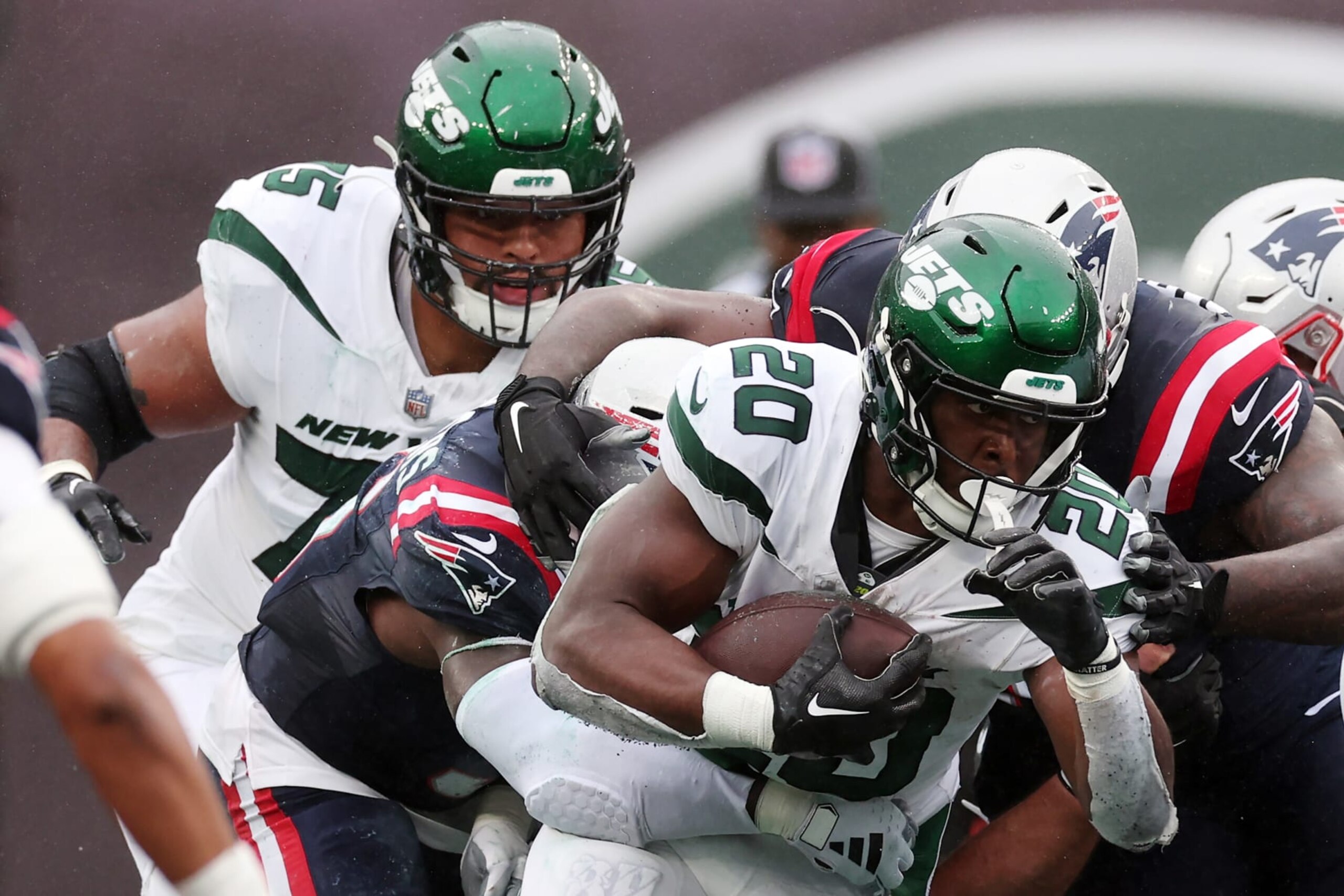 EAST RUTHERFORD, NEW JERSEY - SEPTEMBER 24: Breece Hall #20 of the New York Jets runs with the ball in the first half of a game against the New England Patriots at MetLife Stadium on September 24, 2023 in East Rutherford, New Jersey. (Photo by Al Bello/Getty Images) EAST RUTHERFORD, NEW JERSEY - SEPTEMBER 24: Breece Hall #20 of the New York Jets runs with the ball in the first half of a game against the New England Patriots at MetLife Stadium on September 24, 2023 in East Rutherford, New Jersey. (Photo by Al Bello/Getty Images)