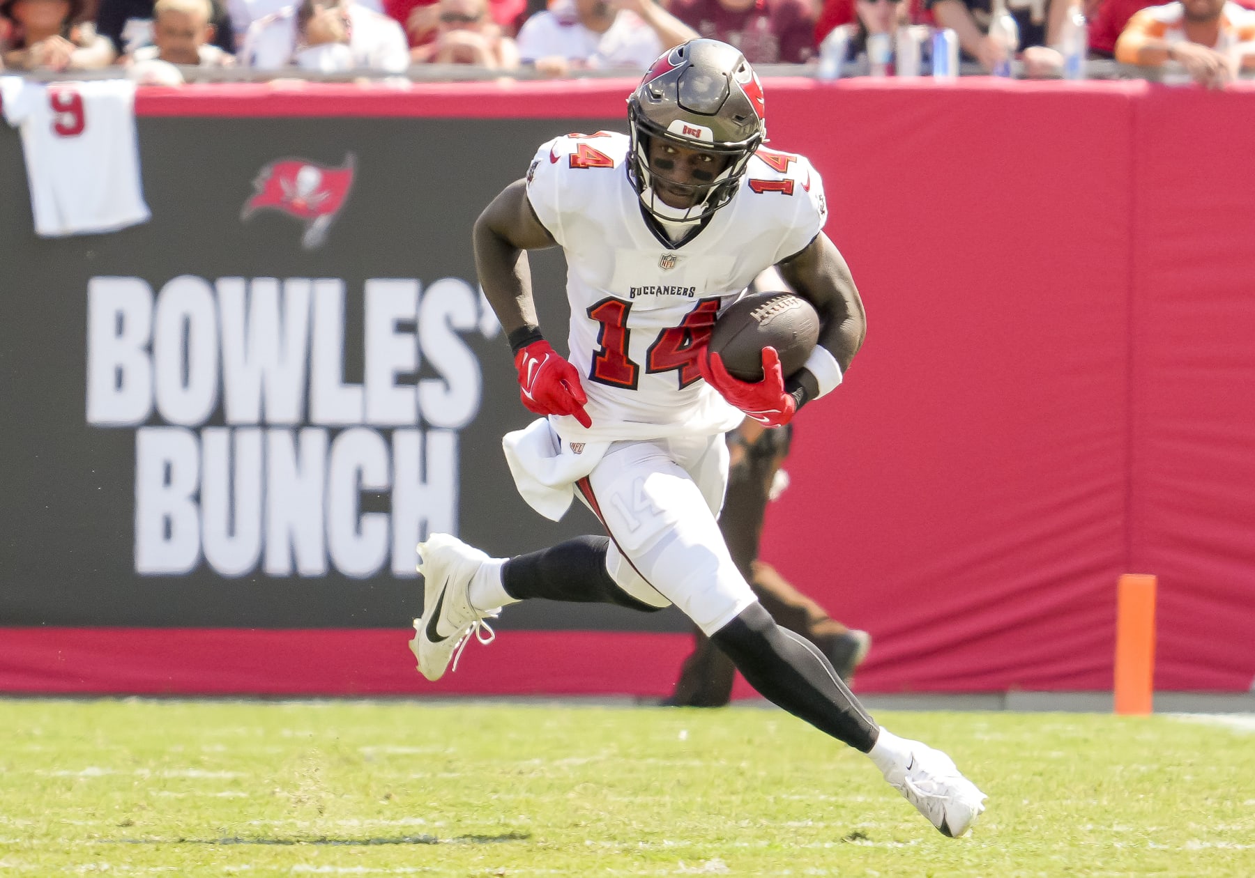 TAMPA, FL - SEPTEMBER 17:Tampa Bay Buccaneers wide receiver Chris Godwin (14) runs with the ball after the catch  during the NFL Football match between the Tampa Bay Buccaneers and Chicago Bears on September 17, 2023 at TIAA Bank Field Stadium, FL. (Photo by Andrew Bershaw/Icon Sportswire via Getty Images)