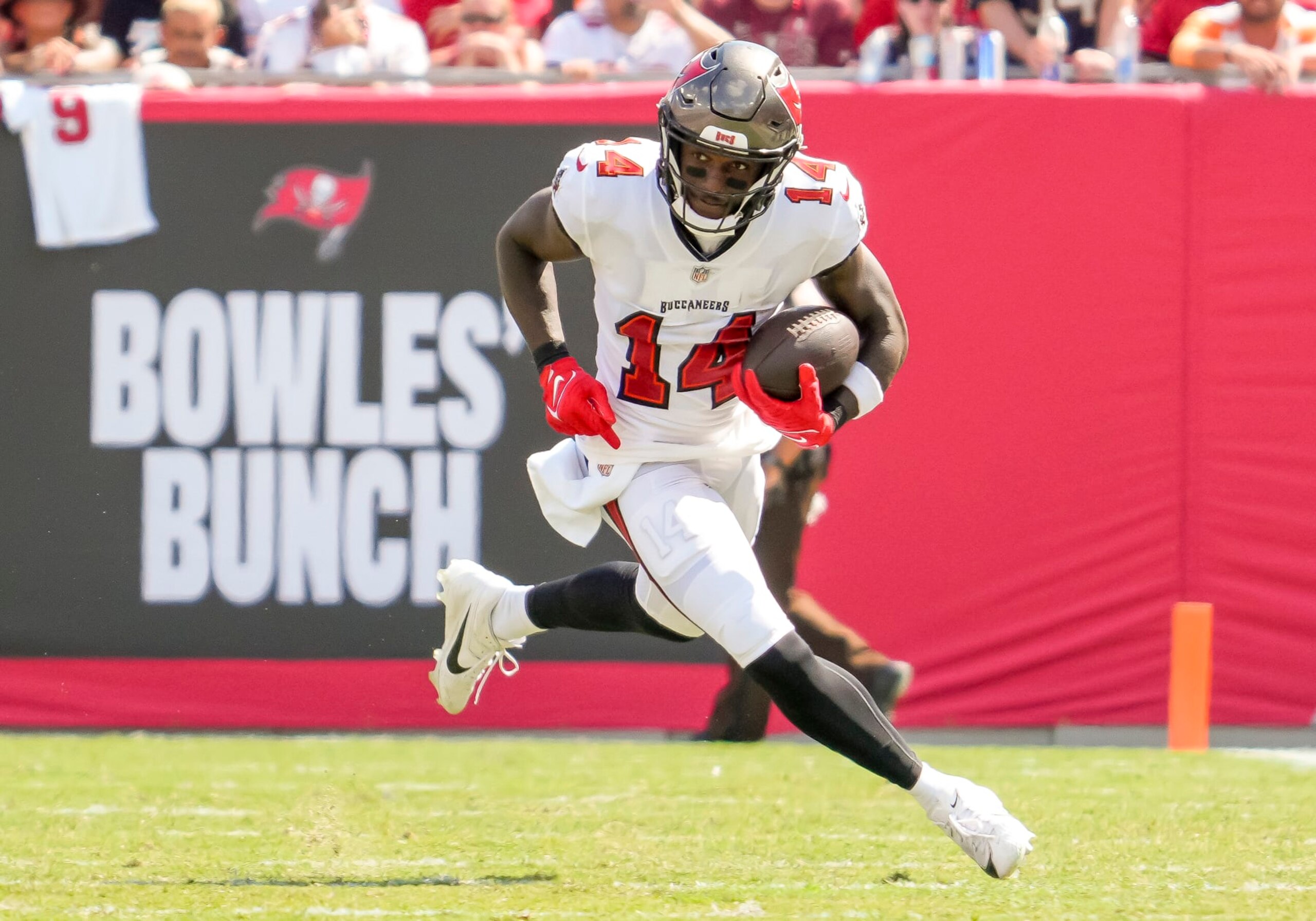 TAMPA, FL - SEPTEMBER 17:Tampa Bay Buccaneers wide receiver Chris Godwin (14) runs with the ball after the catch  during the NFL Football match between the Tampa Bay Buccaneers and Chicago Bears on September 17, 2023 at TIAA Bank Field Stadium, FL. (Photo by Andrew Bershaw/Icon Sportswire via Getty Images)