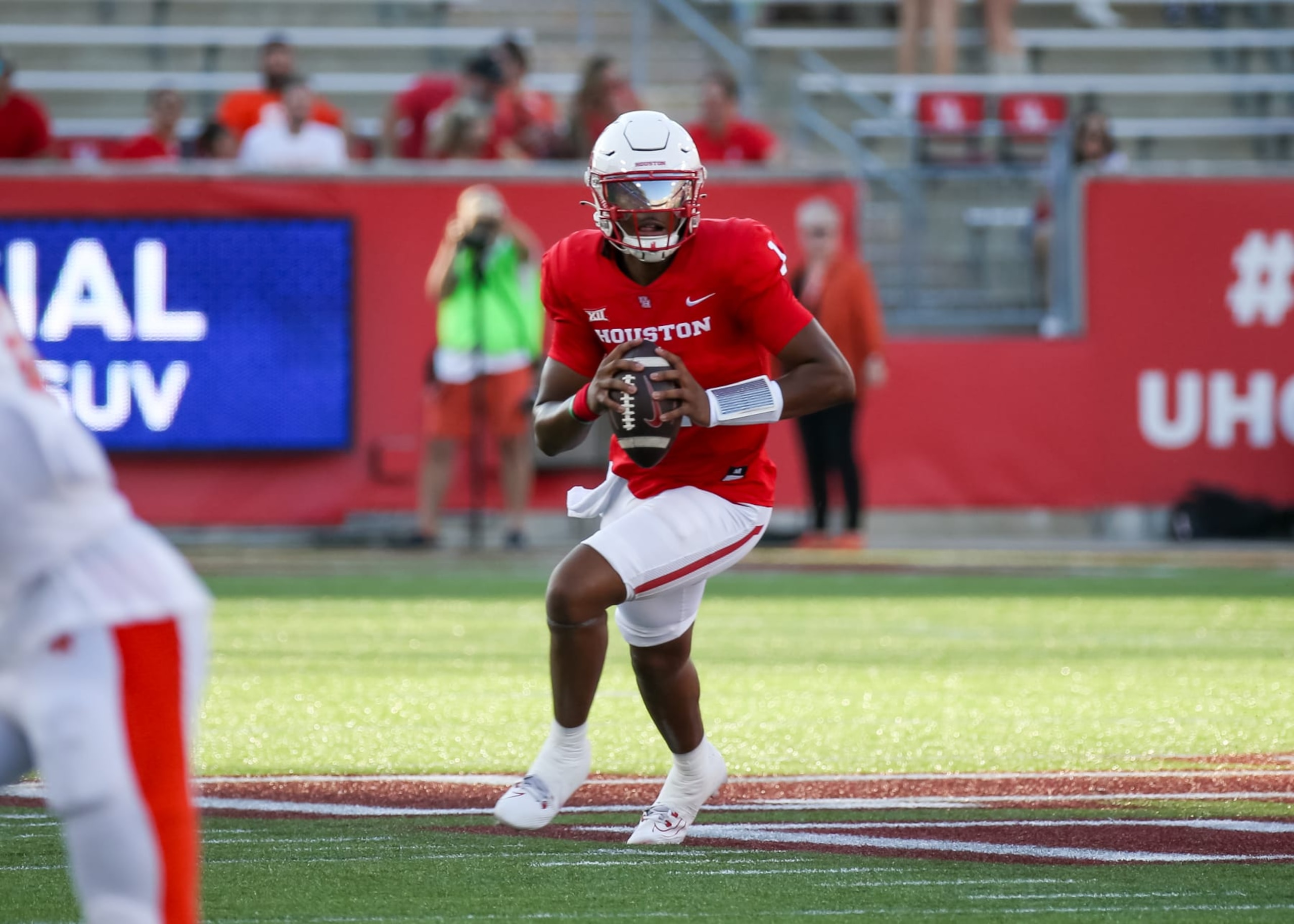 HOUSTON, CA - SEPTEMBER 23:  Houston Cougars quarterback Donovan Smith (1) looks for an open receiver in the first quarter during the college football game between the Sam Houston State Bearkats and Houston Cougars on September 23, 2023 at TDECU Stadium in Houston, Texas.  (Photo by Leslie Plaza Johnson/Icon Sportswire via Getty Images)