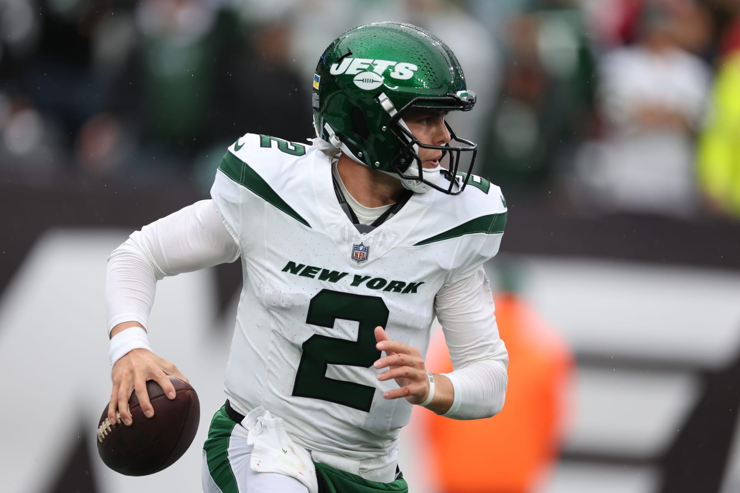 EAST RUTHERFORD, NEW JERSEY - SEPTEMBER 24:  Zach Wilson #2 of the New York Jets in action against the New England Patriots during their game at MetLife Stadium on September 24, 2023 in East Rutherford, New Jersey.  (Photo by Al Bello/Getty Images)