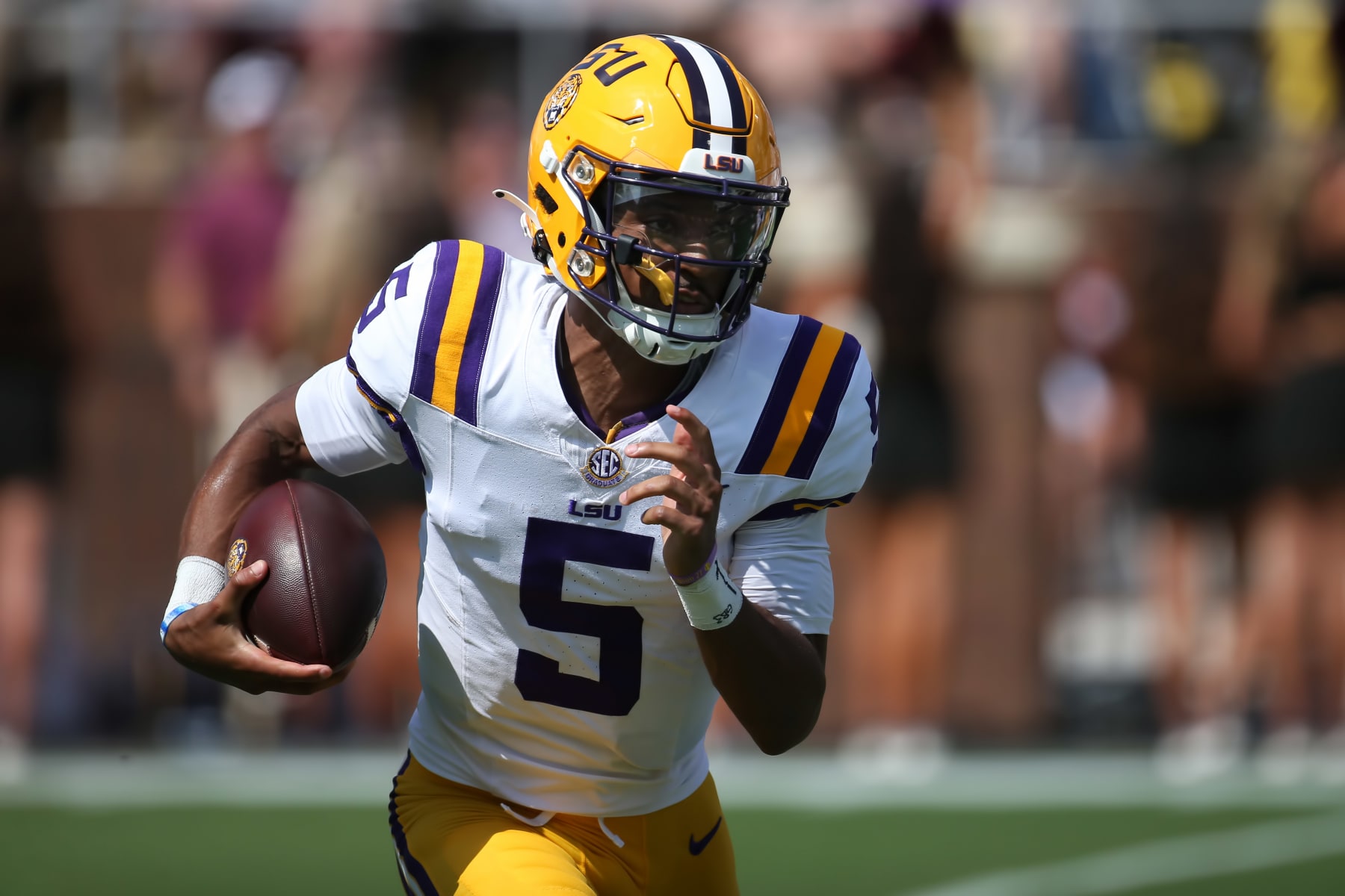STARKVILLE, MS - SEPTEMBER 16: LSU Tigers quarterback Jayden Daniels (5) carries the ball during the game between the Mississippi State Bulldogs and the LSU Tigers on September 16, 2023 at Davis Wade Stadium in Starkville, Mississippi.  (Photo by Michael Wade/Icon Sportswire via Getty Images)