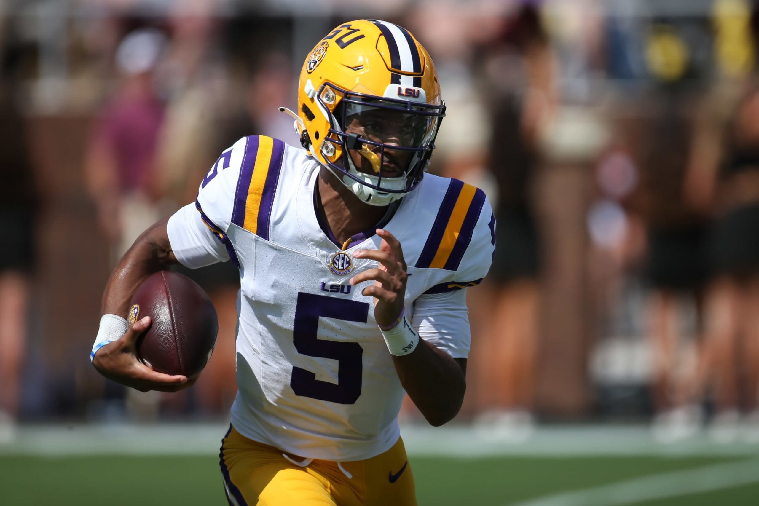 STARKVILLE, MS - SEPTEMBER 16: LSU Tigers quarterback Jayden Daniels (5) carries the ball during the game between the Mississippi State Bulldogs and the LSU Tigers on September 16, 2023 at Davis Wade Stadium in Starkville, Mississippi.  (Photo by Michael Wade/Icon Sportswire via Getty Images)