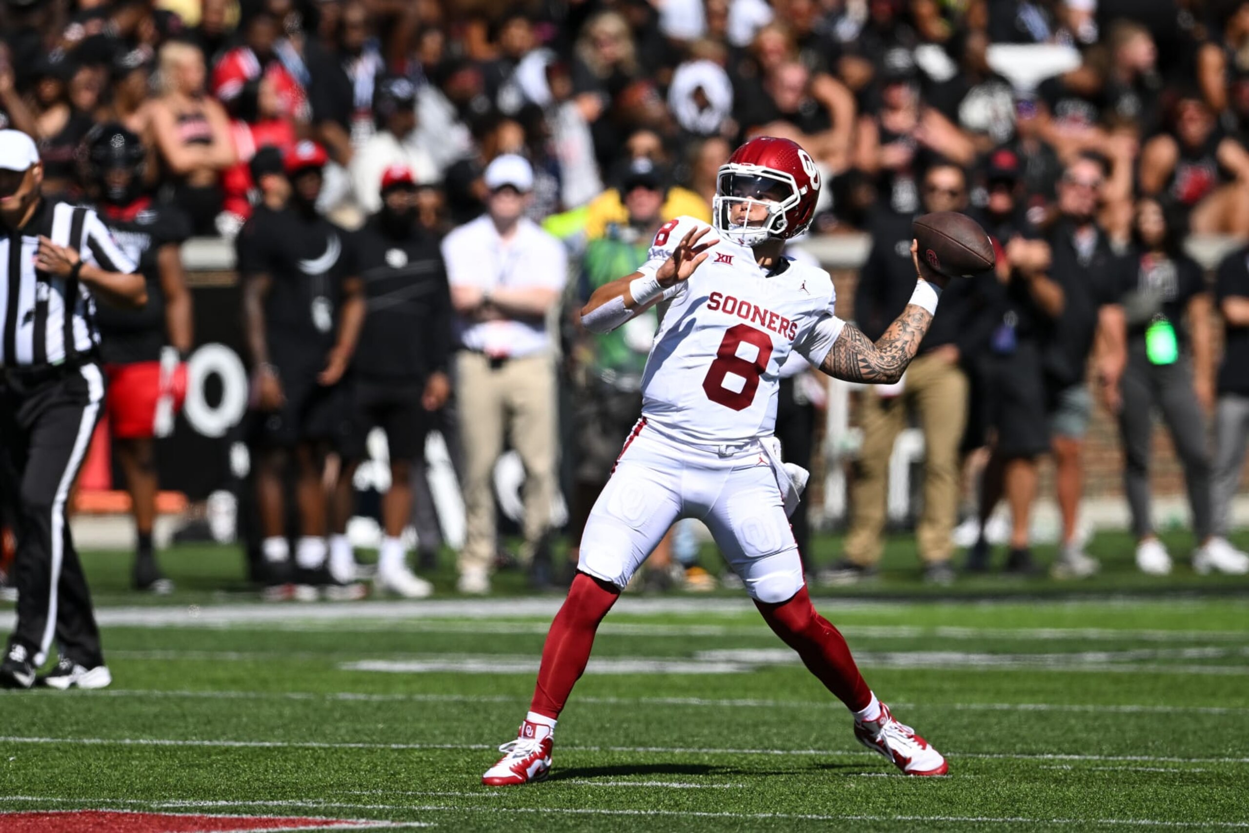 CINCINNATI, OH - SEPTEMBER 23: Oklahoma QB Dillon Gabriel (8) throws a pass during a college football game between the Oklahoma Sooners and Cincinnati Bearcats on September23, 2023 at Nippert Stadium in Cincinnati, OH. (Photo by James Black/Icon Sportswire via Getty Images)