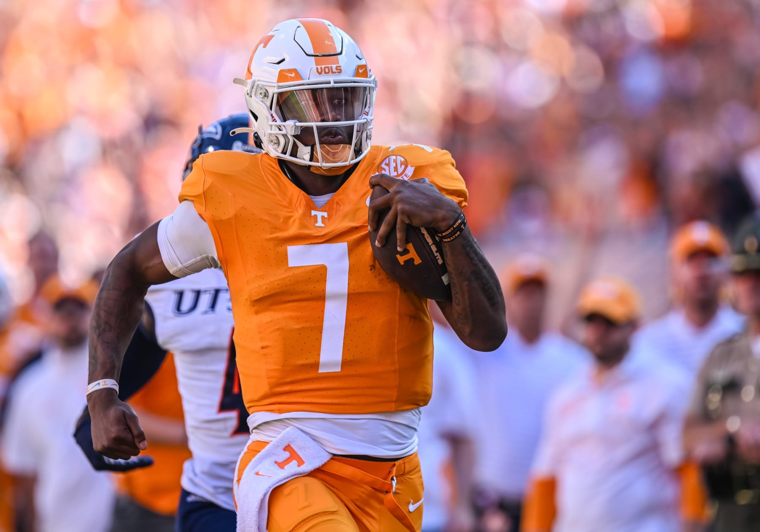 KNOXVILLE, TN - SEPTEMBER 23: Tennessee Volunteers quarterback Joe Milton III (7) runs for a touchdown during the college football game between the Tennessee Volunteers and the UTSA Roadrunners on September 23, 2023, at Neyland Stadium, in Knoxville, TN. (Photo by Bryan Lynn/Icon Sportswire via Getty Images) KNOXVILLE, TN - SEPTEMBER 23: Tennessee Volunteers quarterback Joe Milton III (7) runs for a touchdown during the college football game between the Tennessee Volunteers and the UTSA Roadrunners on September 23, 2023, at Neyland Stadium, in Knoxville, TN. (Photo by Bryan Lynn/Icon Sportswire via Getty Images)