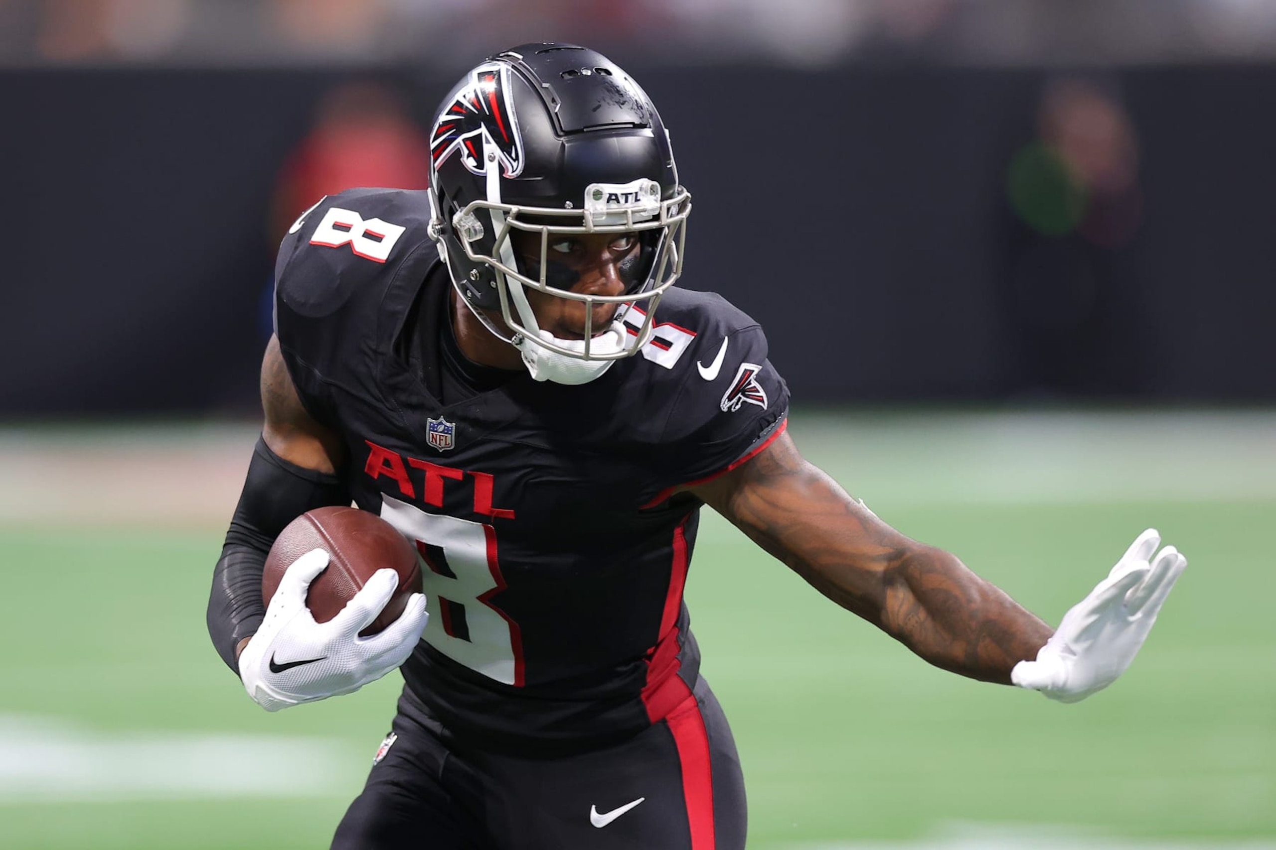 ATLANTA, GEORGIA - SEPTEMBER 10: Kyle Pitts #8 of the Atlanta Falcons catches a pass during the third quarter against the Carolina Panthers at Mercedes-Benz Stadium on September 10, 2023 in Atlanta, Georgia. (Photo by Kevin C. Cox/Getty Images)
