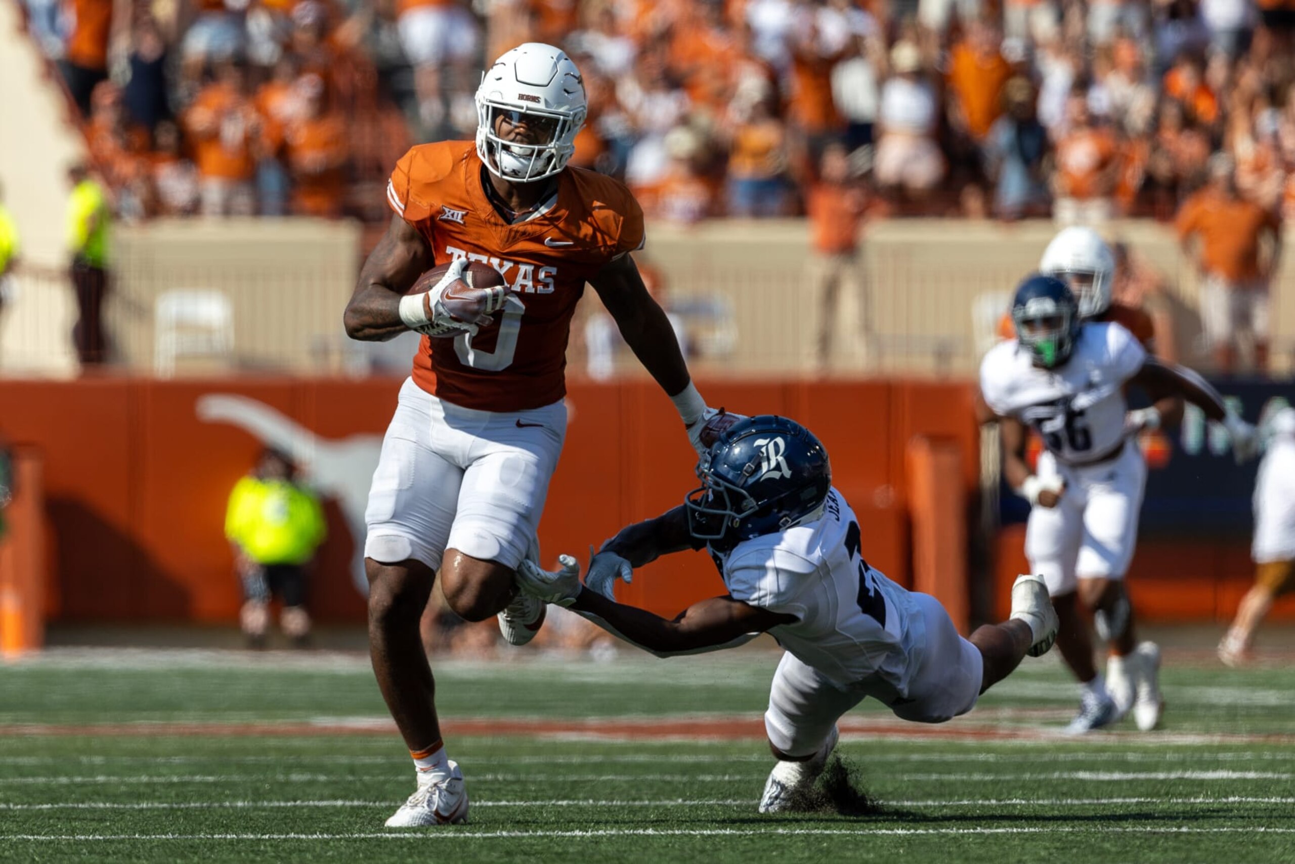 AUSTIN, TX - SEPTEMBER 02: Texas Longhorns tight end Ja'Tavion Sanders (0) stiff arms Rice Owls cornerback Jonathan Jean (22) after a catch and runs in for a touchdown during the college football game between Texas Longhorns and Rice Owls on September 2, 2023, at Darrell K Royal-Texas Memorial Stadium in Austin, TX. (Photo by David Buono/Icon Sportswire via Getty Images) AUSTIN, TX - SEPTEMBER 02: Texas Longhorns tight end Ja'Tavion Sanders (0) stiff arms Rice Owls cornerback Jonathan Jean (22) after a catch and runs in for a touchdown during the college football game between Texas Longhorns and Rice Owls on September 2, 2023, at Darrell K Royal-Texas Memorial Stadium in Austin, TX. (Photo by David Buono/Icon Sportswire via Getty Images)