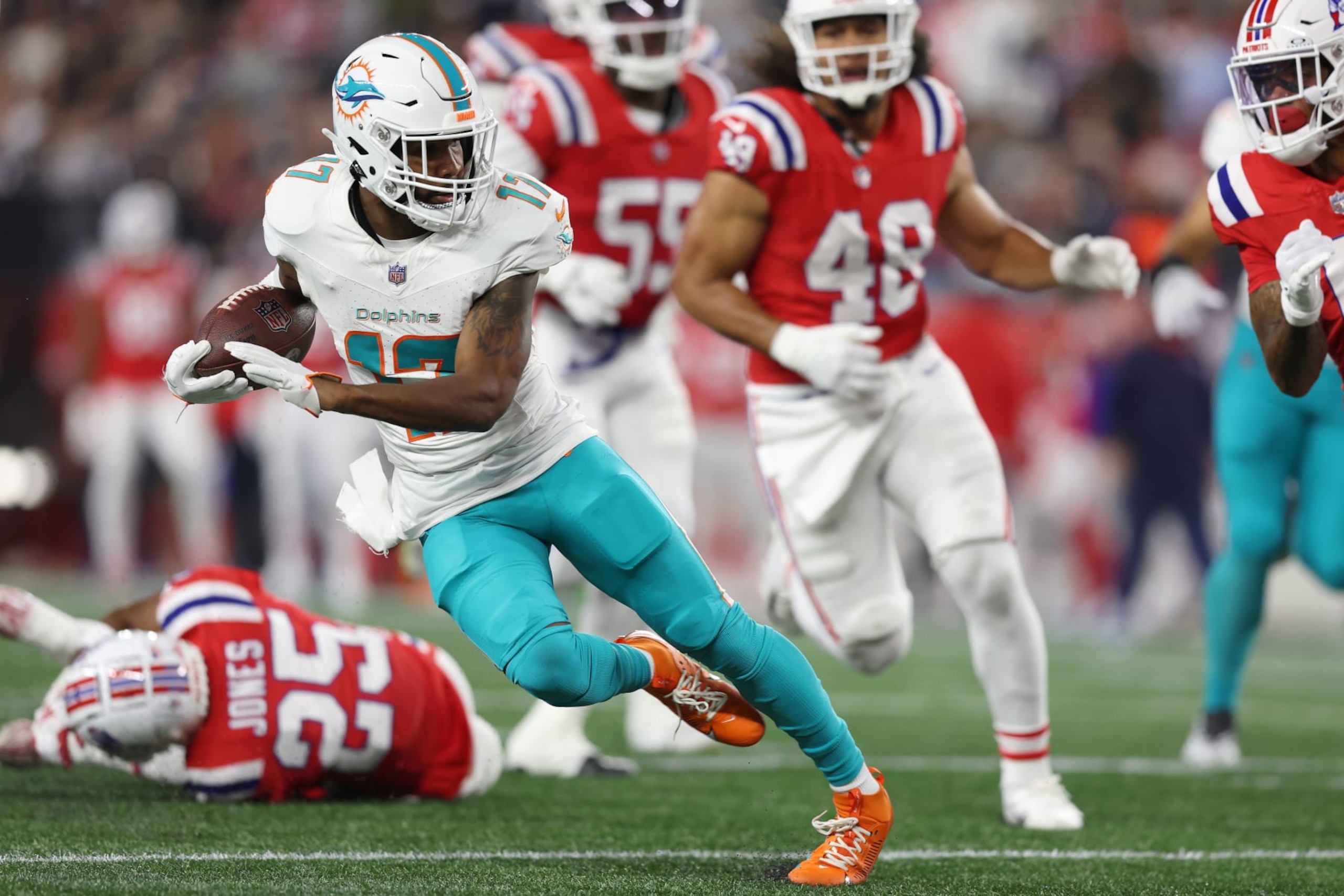FOXBOROUGH, MASSACHUSETTS - SEPTEMBER 17: Jaylen Waddle #17 of the Miami Dolphins runs the ball during the first half against the New England Patriots at Gillette Stadium on September 17, 2023 in Foxborough, Massachusetts. (Photo by Adam Glanzman/Getty Images)
