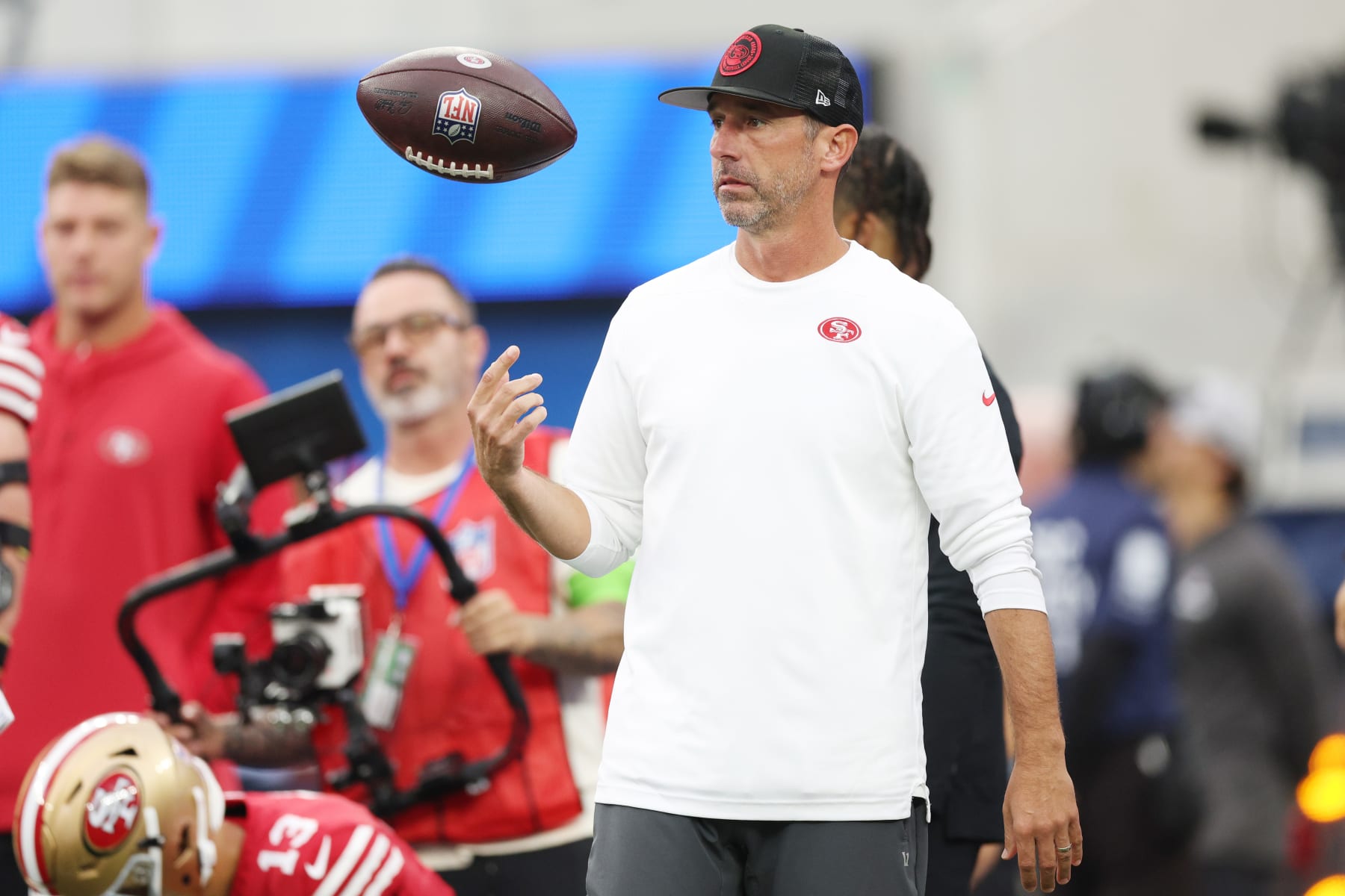 INGLEWOOD, CALIFORNIA - SEPTEMBER 17: San Francisco 49ers head coach Kyle Shanahan during warm ups before the game against the Los Angeles Rams at SoFi Stadium on September 17, 2023 in Inglewood, California. (Photo by Harry How/Getty Images)