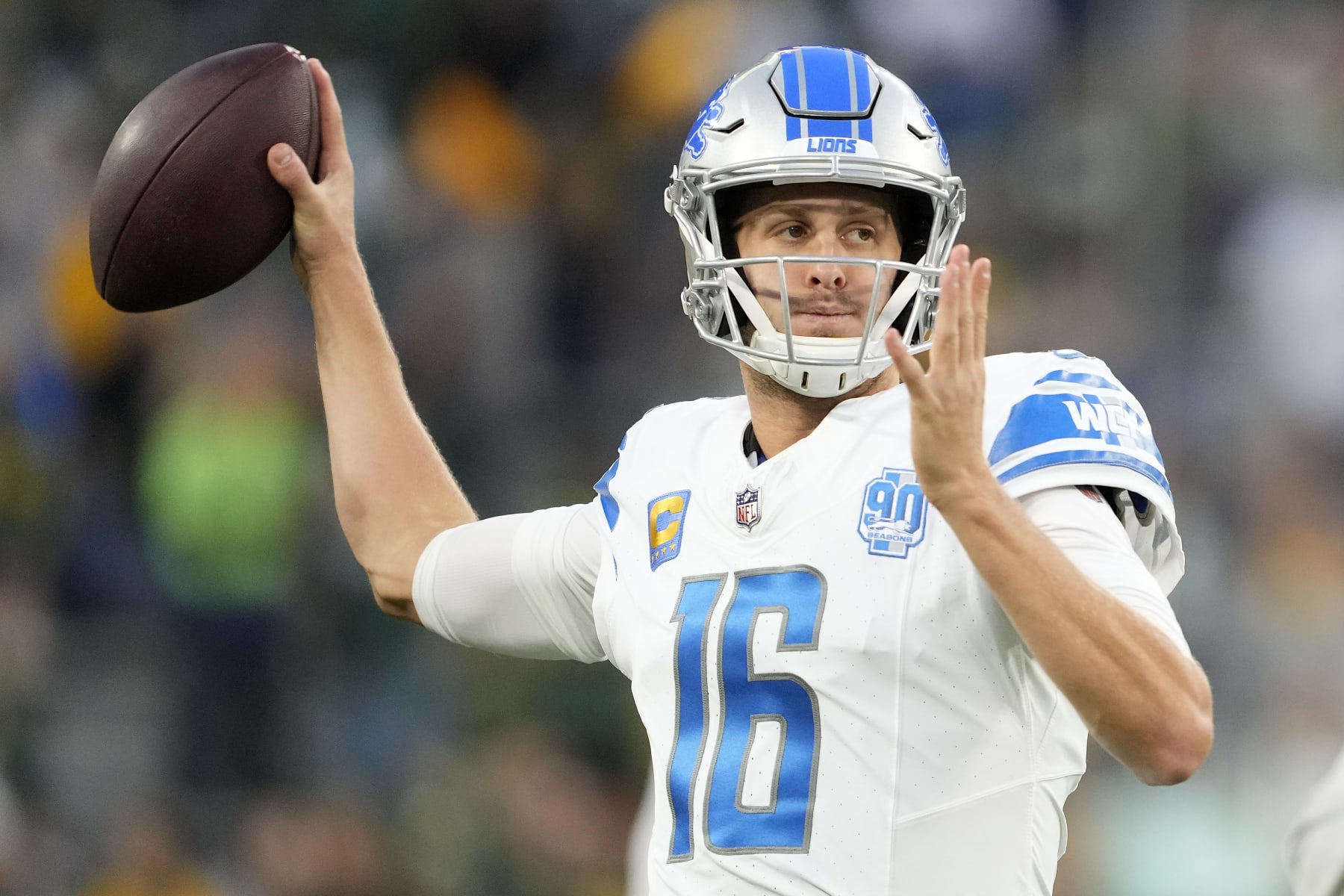 GREEN BAY, WISCONSIN - SEPTEMBER 28: Jared Goff #16 of the Detroit Lions warms up prior to the game against the Green Bay Packers at Lambeau Field on September 28, 2023 in Green Bay, Wisconsin. (Photo by Patrick McDermott/Getty Images)