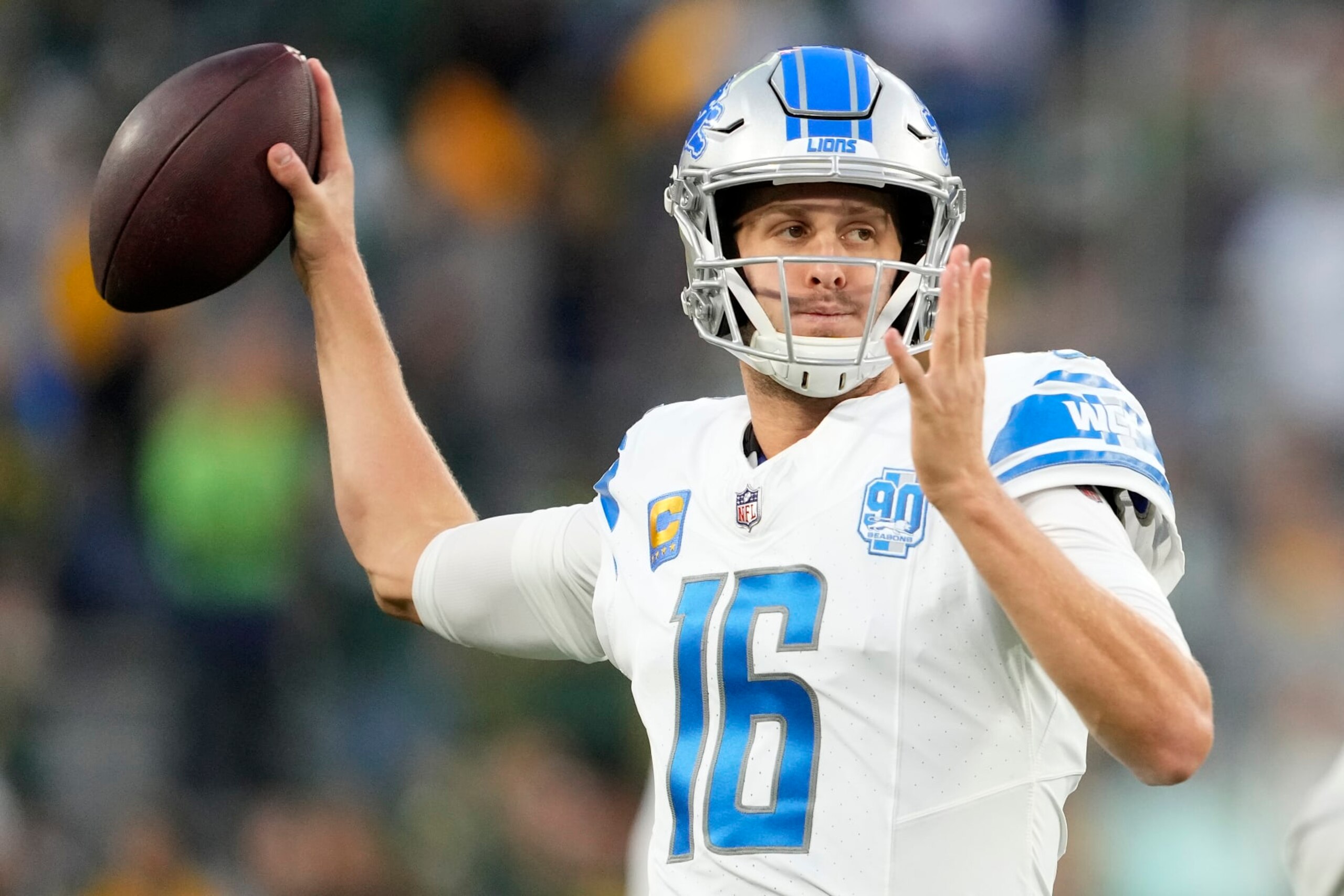 GREEN BAY, WISCONSIN - SEPTEMBER 28: Jared Goff #16 of the Detroit Lions warms up prior to the game against the Green Bay Packers at Lambeau Field on September 28, 2023 in Green Bay, Wisconsin. (Photo by Patrick McDermott/Getty Images)