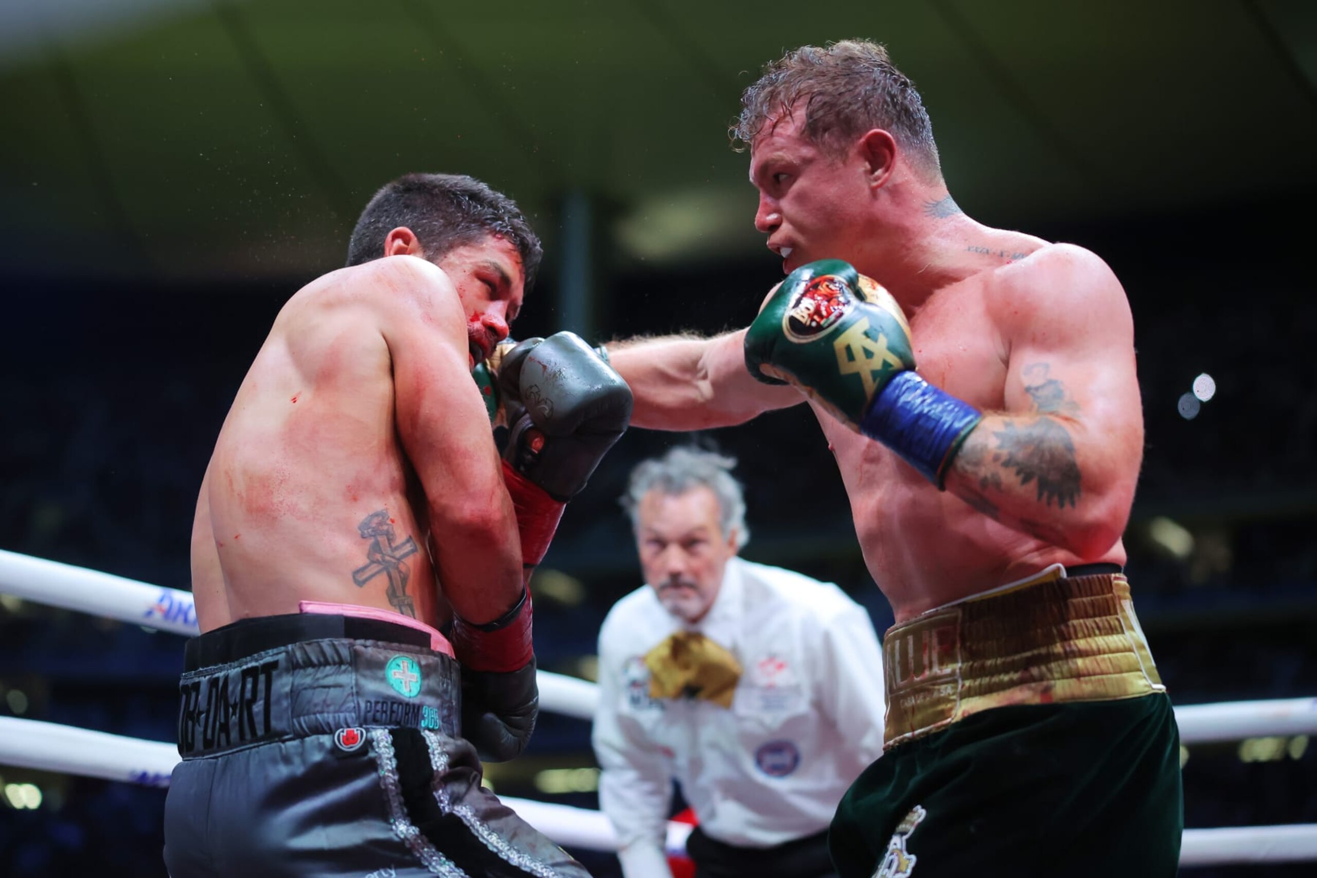 Canelo Àlvarez (right) throws a punch against John Ryder (left). Canelo Àlvarez (right) throws a punch against John Ryder (left).