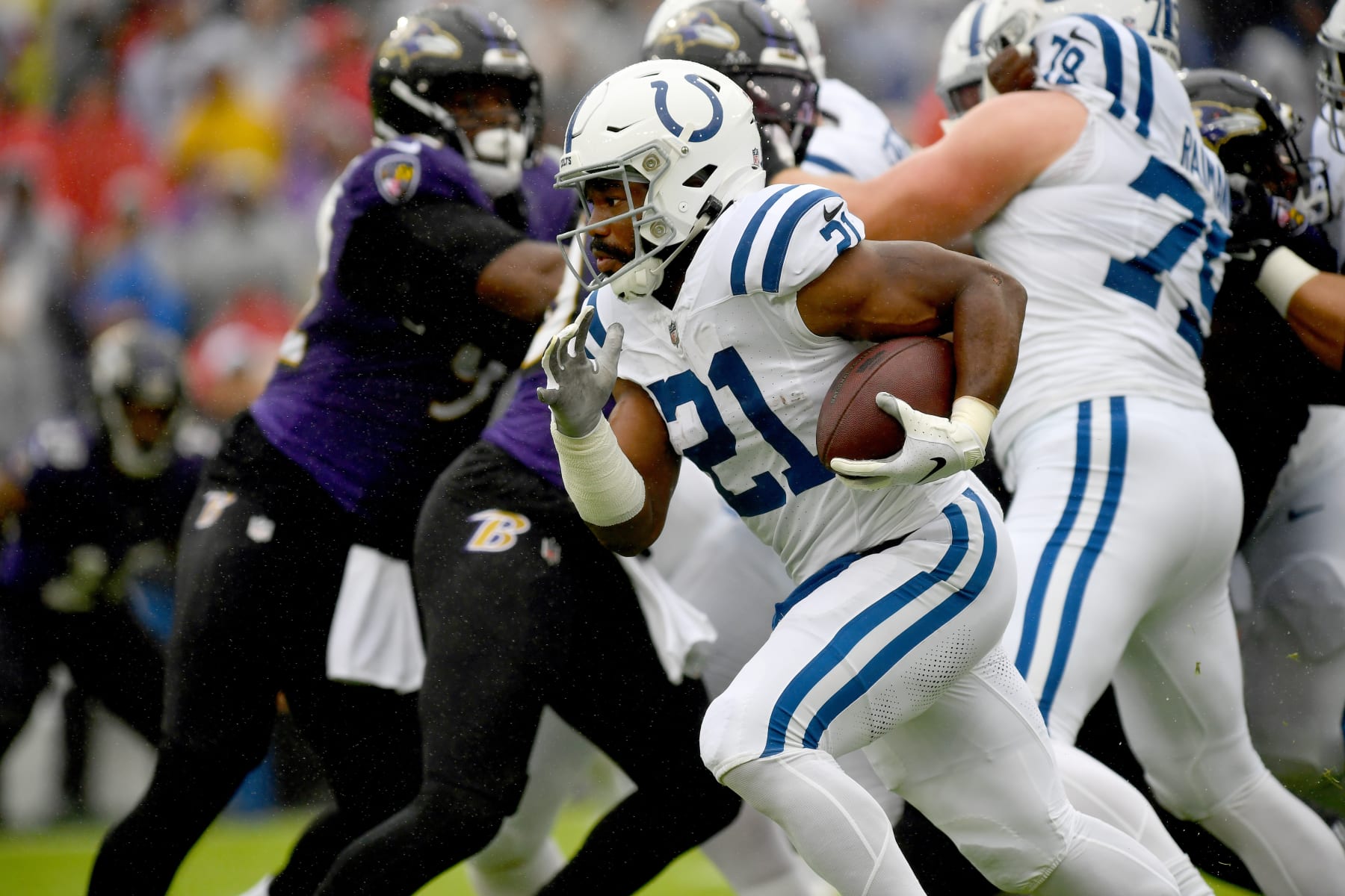 BALTIMORE, MD - SEPTEMBER 24: Indianapolis Colts running back Zack Moss (21) runs the ball during the Indianapolis Colts versus Baltimore Ravens NFL game at M&T Bank Stadium on September 24, 2023 in Baltimore, MD. (Photo by Randy Litzinger/Icon Sportswire via Getty Images)