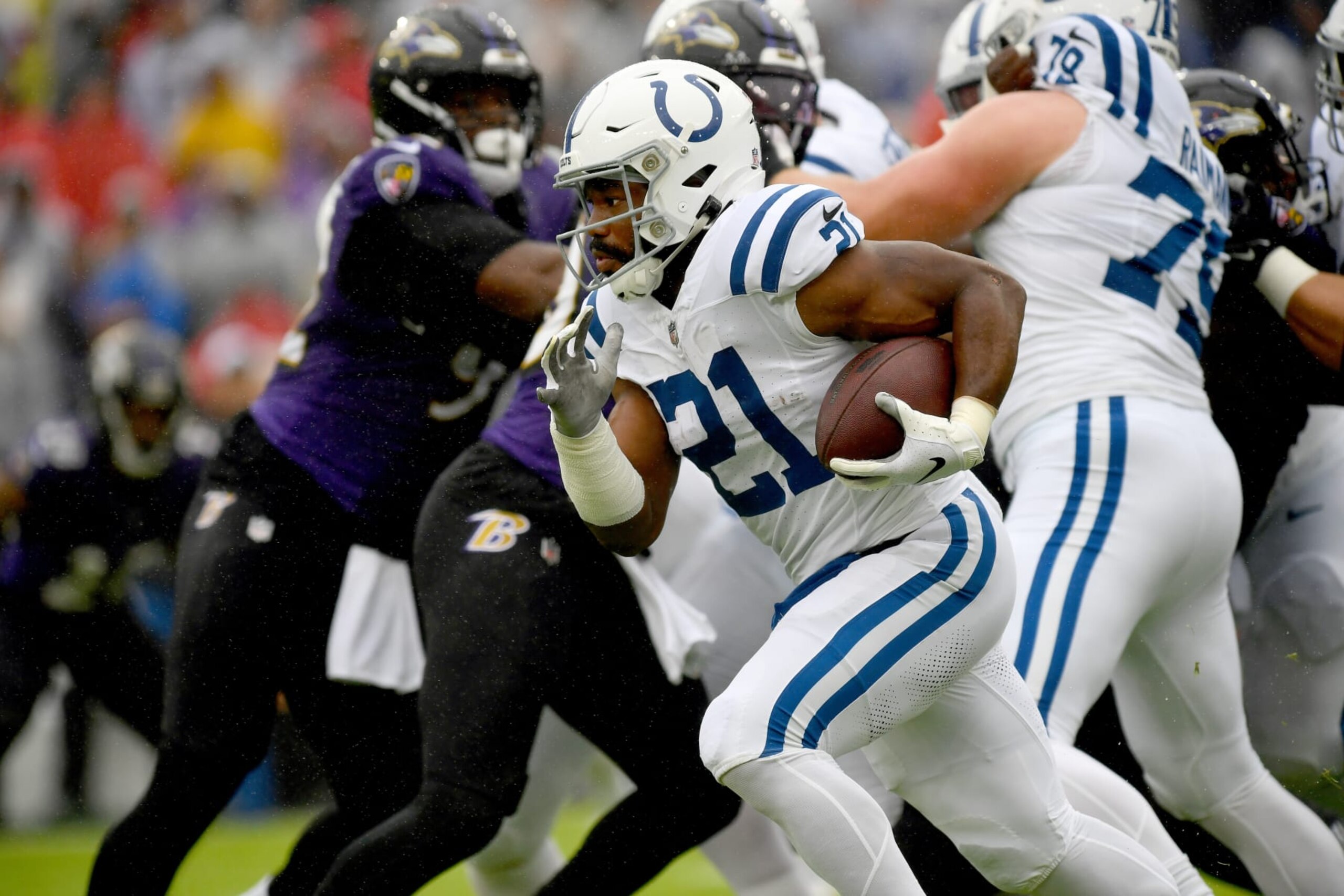 BALTIMORE, MD - SEPTEMBER 24: Indianapolis Colts running back Zack Moss (21) runs the ball during the Indianapolis Colts versus Baltimore Ravens NFL game at M&T Bank Stadium on September 24, 2023 in Baltimore, MD. (Photo by Randy Litzinger/Icon Sportswire via Getty Images)