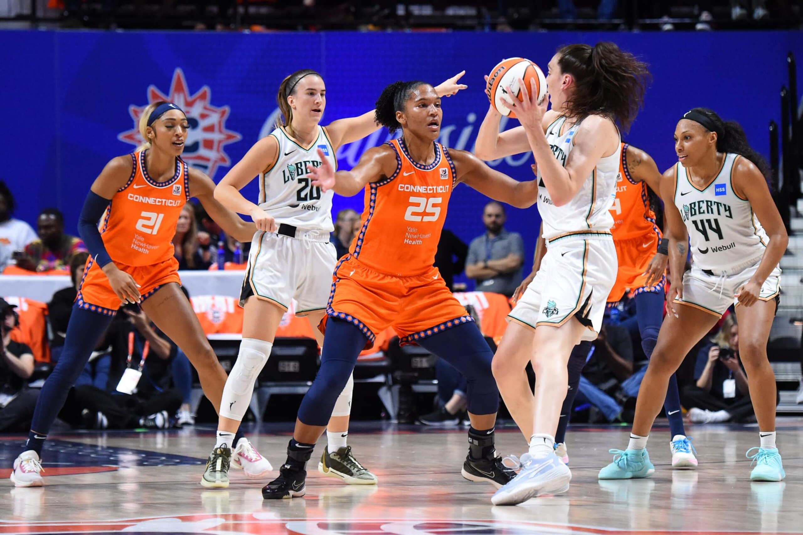 UNCASVILLE, CT - SEPTEMBER 29: Alyssa Thomas #25 of the Connecticut Sun plays defense during game three of the 2023 WNBA Playoffs semifinals against the New York Liberty on September 29, 2023 at the Mohegan Sun Arena in Uncasville, Connecticut. NOTE TO USER: User expressly acknowledges and agrees that, by downloading and or using this photograph, User is consenting to the terms and conditions of the Getty Images License Agreement. Mandatory Copyright Notice: Copyright 2023 NBAE (Photo by Brian Babineau/NBAE via Getty Images) UNCASVILLE, CT - SEPTEMBER 29: Alyssa Thomas #25 of the Connecticut Sun plays defense during game three of the 2023 WNBA Playoffs semifinals against the New York Liberty on September 29, 2023 at the Mohegan Sun Arena in Uncasville, Connecticut. NOTE TO USER: User expressly acknowledges and agrees that, by downloading and or using this photograph, User is consenting to the terms and conditions of the Getty Images License Agreement. Mandatory Copyright Notice: Copyright 2023 NBAE (Photo by Brian Babineau/NBAE via Getty Images)