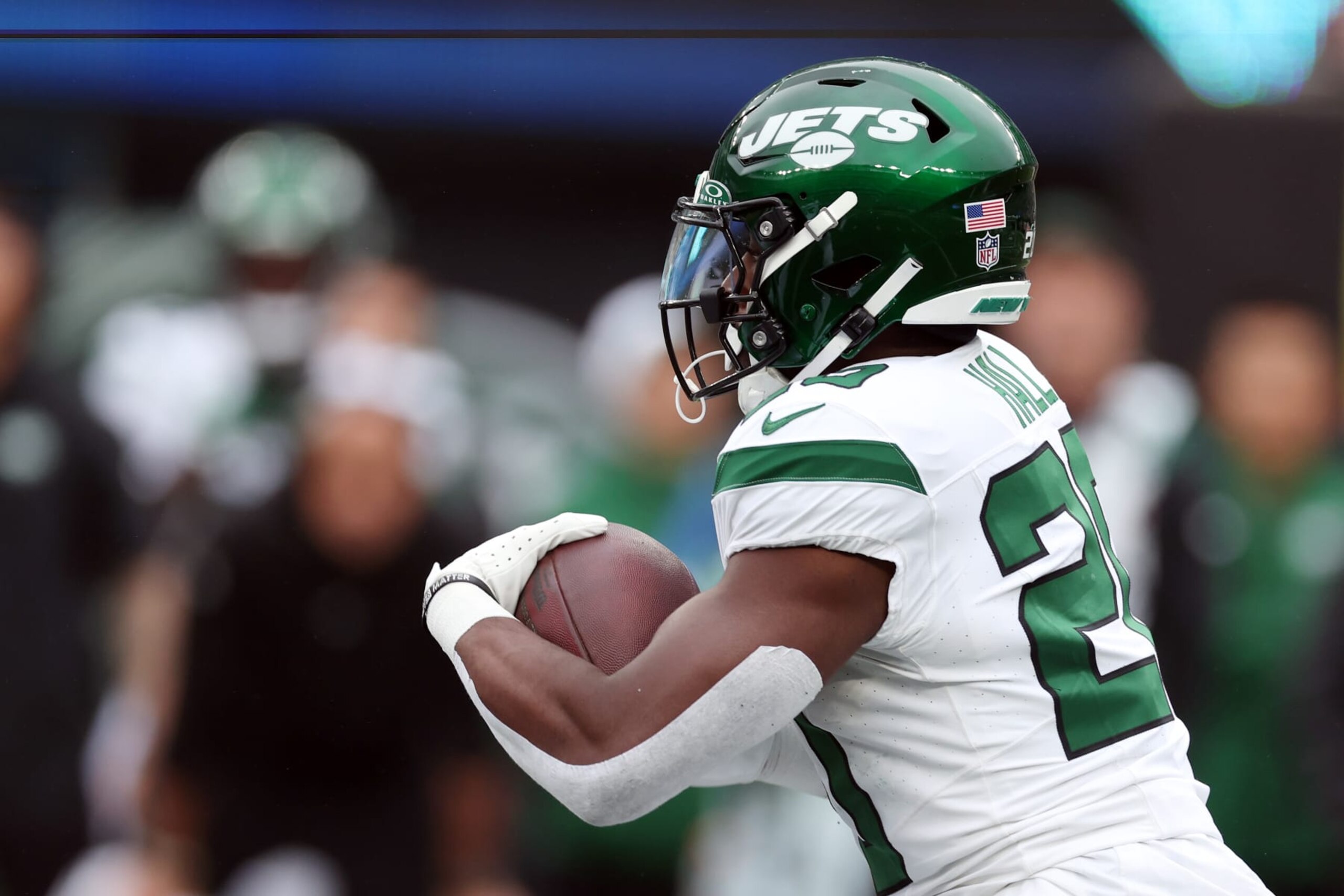 EAST RUTHERFORD, NEW JERSEY - SEPTEMBER 24: Breece Hall #20 of the New York Jets runs with the ball in the first half of a game against the New England Patriots at MetLife Stadium on September 24, 2023 in East Rutherford, New Jersey. (Photo by Al Bello/Getty Images)
