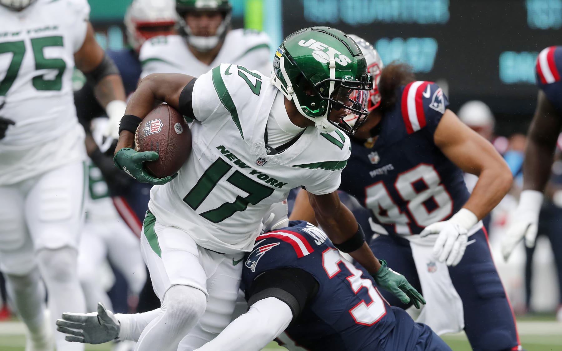 EAST RUTHERFORD, NEW JERSEY - SEPTEMBER 24: (NEW YORK DAILIES OUT)  Garrett Wilson #17 of the New York Jets in action against the New England Patriots at MetLife Stadium on September 24, 2023 in East Rutherford, New Jersey. The Patriots defeated the Jets 15-10.  (Photo by Jim McIsaac/Getty Images)