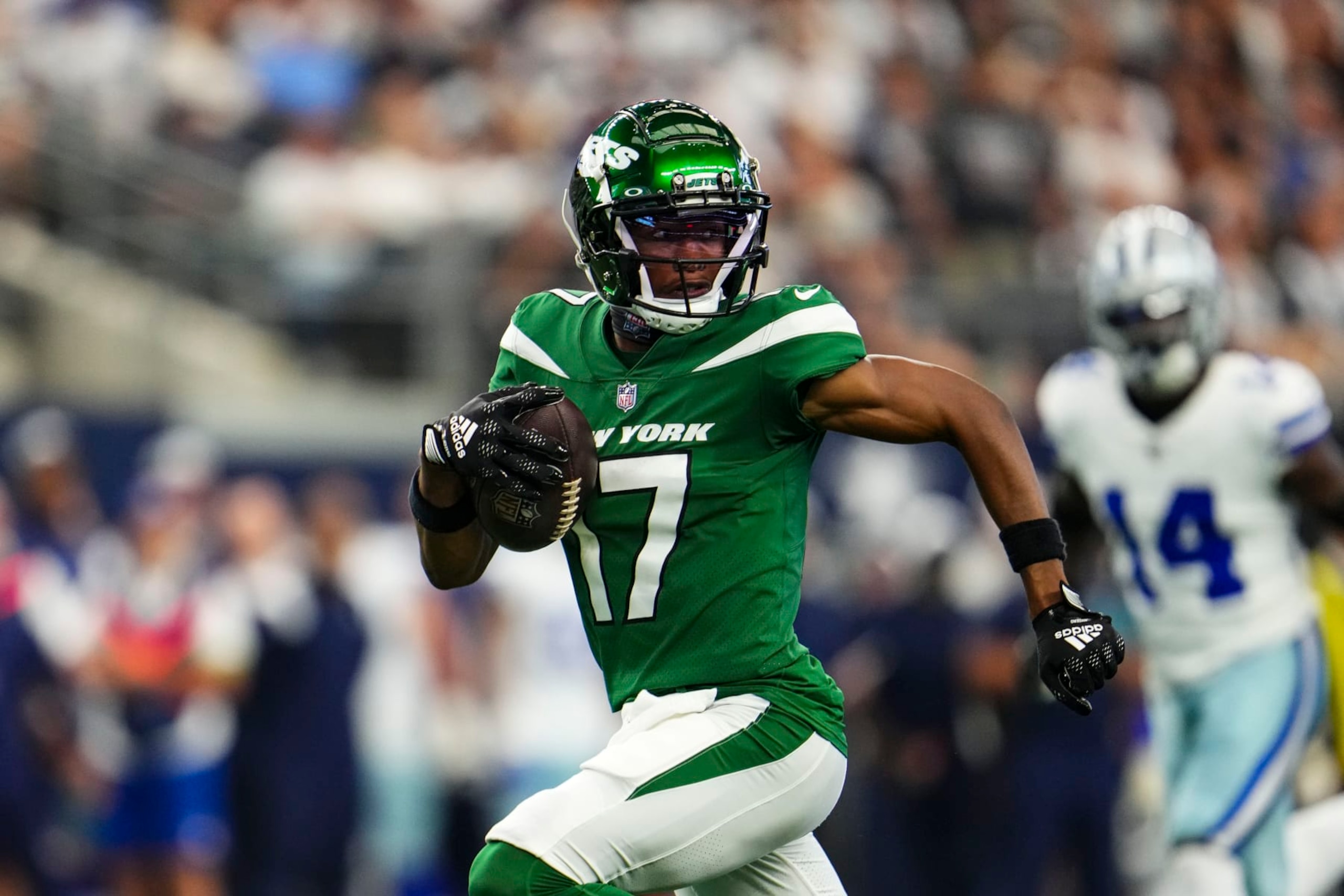 ARLINGTON, TX - SEPTEMBER 17: Garrett Wilson #17 of the New York Jets runs the ball during a football game at AT&T Stadium on September 17, 2023 in Arlington, Texas. (Photo by Cooper Neill/Getty Images)