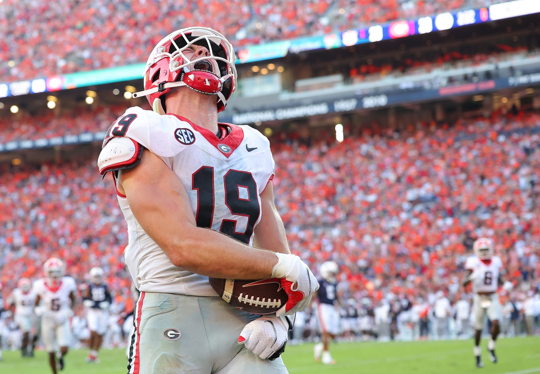 AUBURN, ALABAMA - SEPTEMBER 30:  Brock Bowers #19 of the Georgia Bulldogs reacts after scoring the go-ahead touchdown against the Auburn Tigers during the fourth quarter at Jordan-Hare Stadium on September 30, 2023 in Auburn, Alabama. (Photo by Kevin C. Cox/Getty Images)