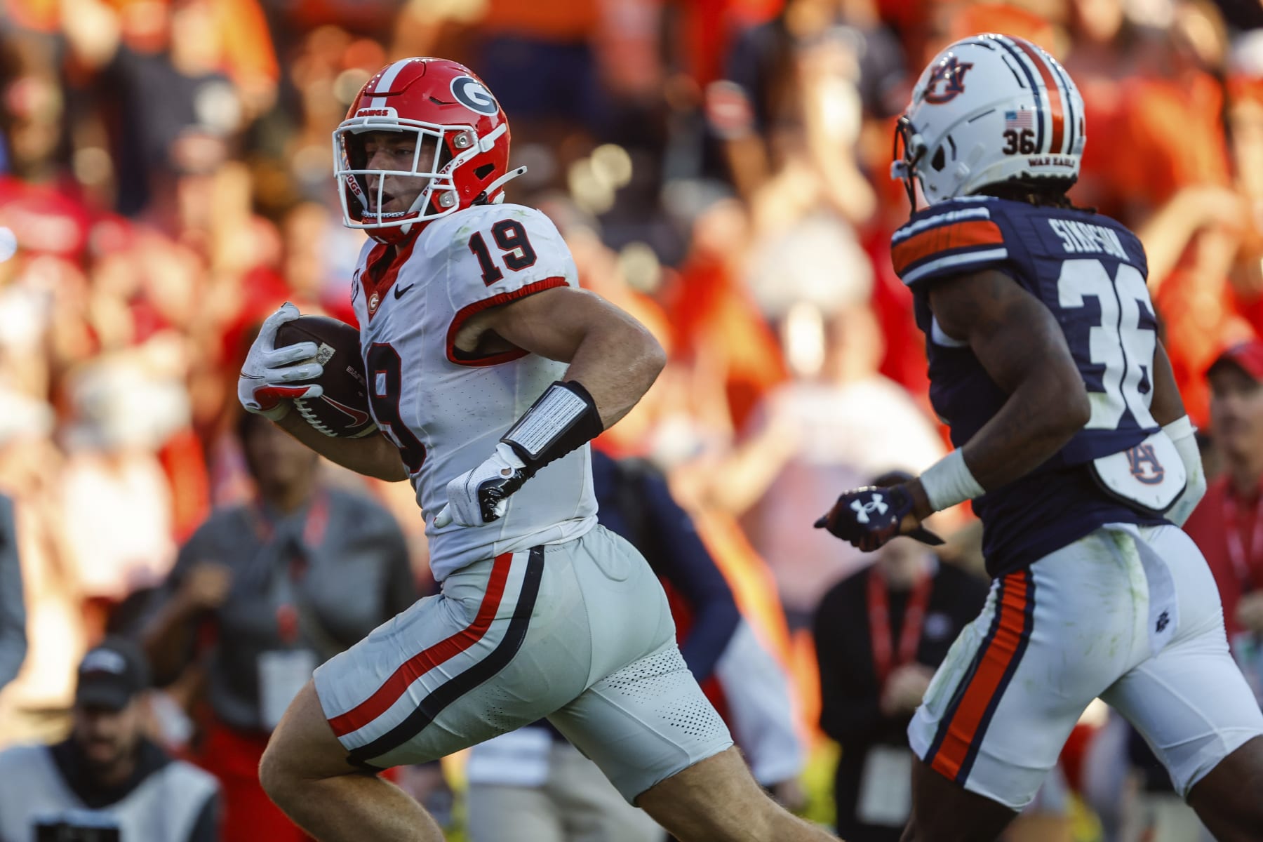 Georgia tight end Brock Bowers (19) scores the winning touchdown during the second half of an NCAA football game against Auburn on Saturday, Sept. 30, 2023, in Auburn, Ala. (AP Photo/Stew Milne)