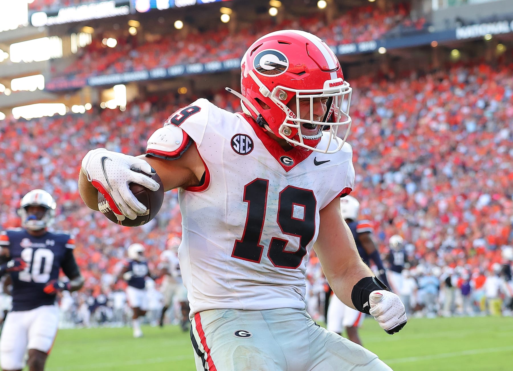 AUBURN, ALABAMA - SEPTEMBER 30:  Brock Bowers #19 of the Georgia Bulldogs reacts after scoring the go-ahead touchdown against the Auburn Tigers during the fourth quarter at Jordan-Hare Stadium on September 30, 2023 in Auburn, Alabama. (Photo by Kevin C. Cox/Getty Images)
