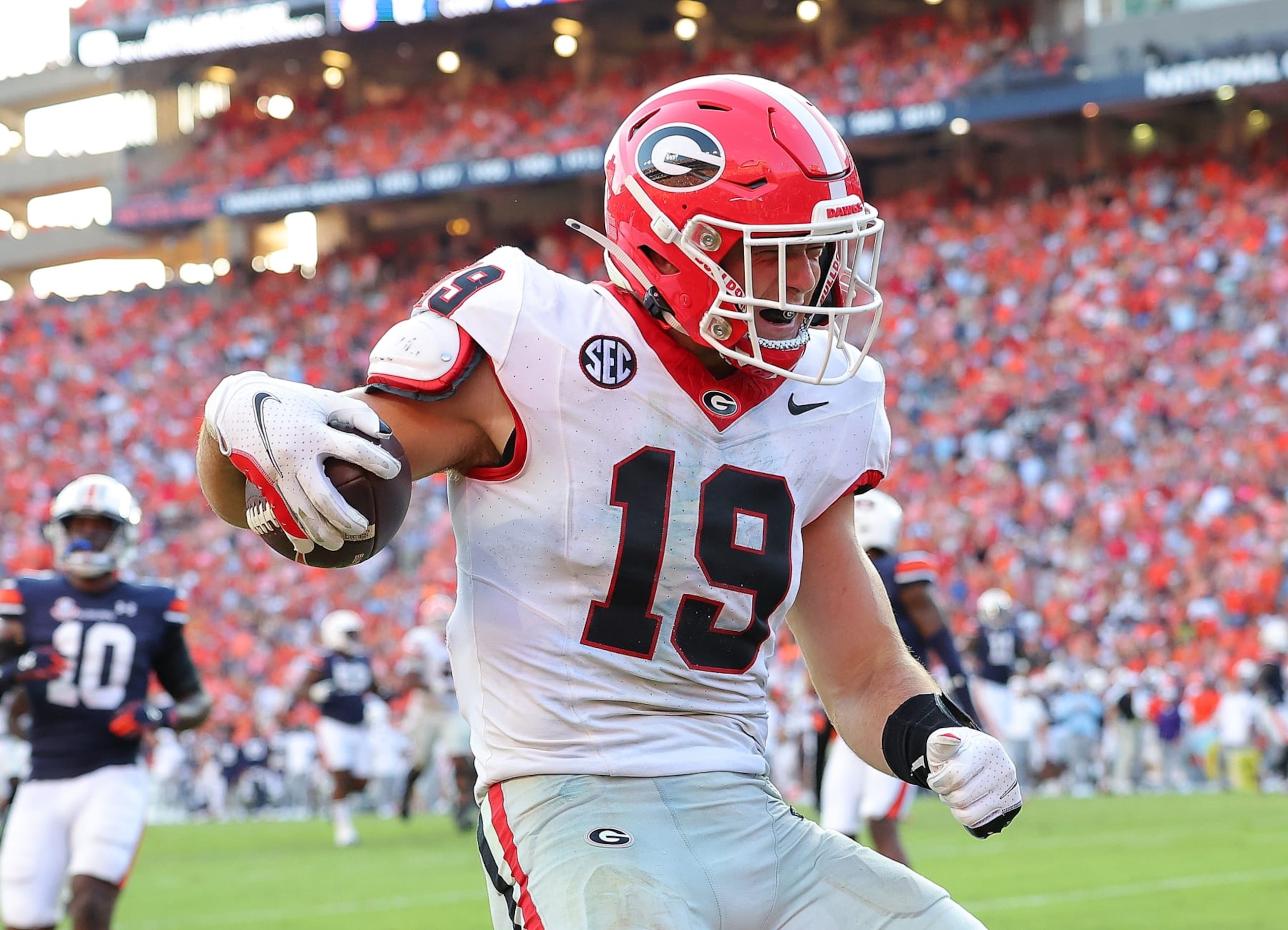 AUBURN, ALABAMA - SEPTEMBER 30: Brock Bowers #19 of the Georgia Bulldogs reacts after scoring the go-ahead touchdown against the Auburn Tigers during the fourth quarter at Jordan-Hare Stadium on September 30, 2023 in Auburn, Alabama. (Photo by Kevin C. Cox/Getty Images) AUBURN, ALABAMA - SEPTEMBER 30: Brock Bowers #19 of the Georgia Bulldogs reacts after scoring the go-ahead touchdown against the Auburn Tigers during the fourth quarter at Jordan-Hare Stadium on September 30, 2023 in Auburn, Alabama. (Photo by Kevin C. Cox/Getty Images)