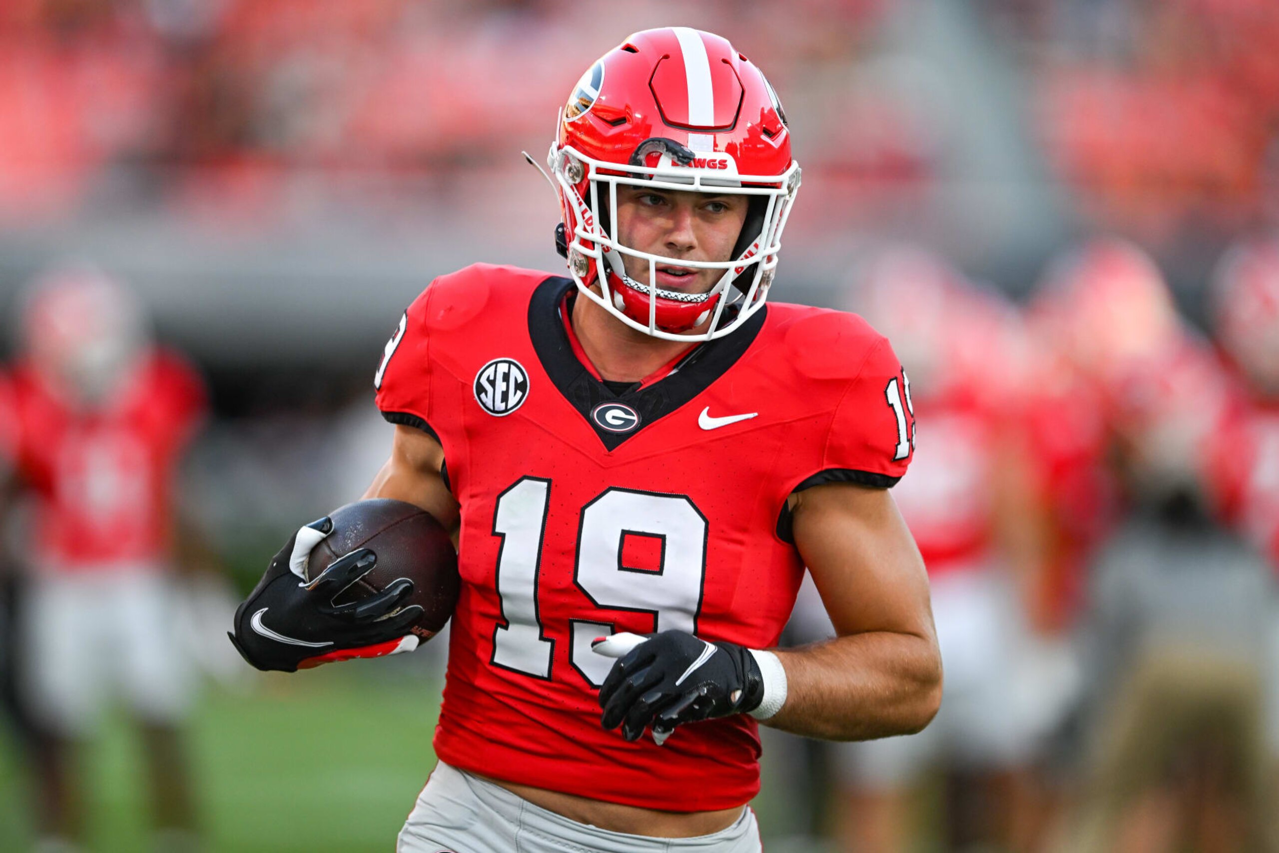 ATLANTA, GA SEPTEMBER 23: Georgia tight end Brock Bowers (19) warms up prior to the start of the college football game between the UAB Blazers and the Georgia Bulldogs on September 23rd, 2023 at Sanford Stadium in Athens, GA. (Photo by Rich von Biberstein/Icon Sportswire via Getty Images) ATLANTA, GA SEPTEMBER 23: Georgia tight end Brock Bowers (19) warms up prior to the start of the college football game between the UAB Blazers and the Georgia Bulldogs on September 23rd, 2023 at Sanford Stadium in Athens, GA. (Photo by Rich von Biberstein/Icon Sportswire via Getty Images)
