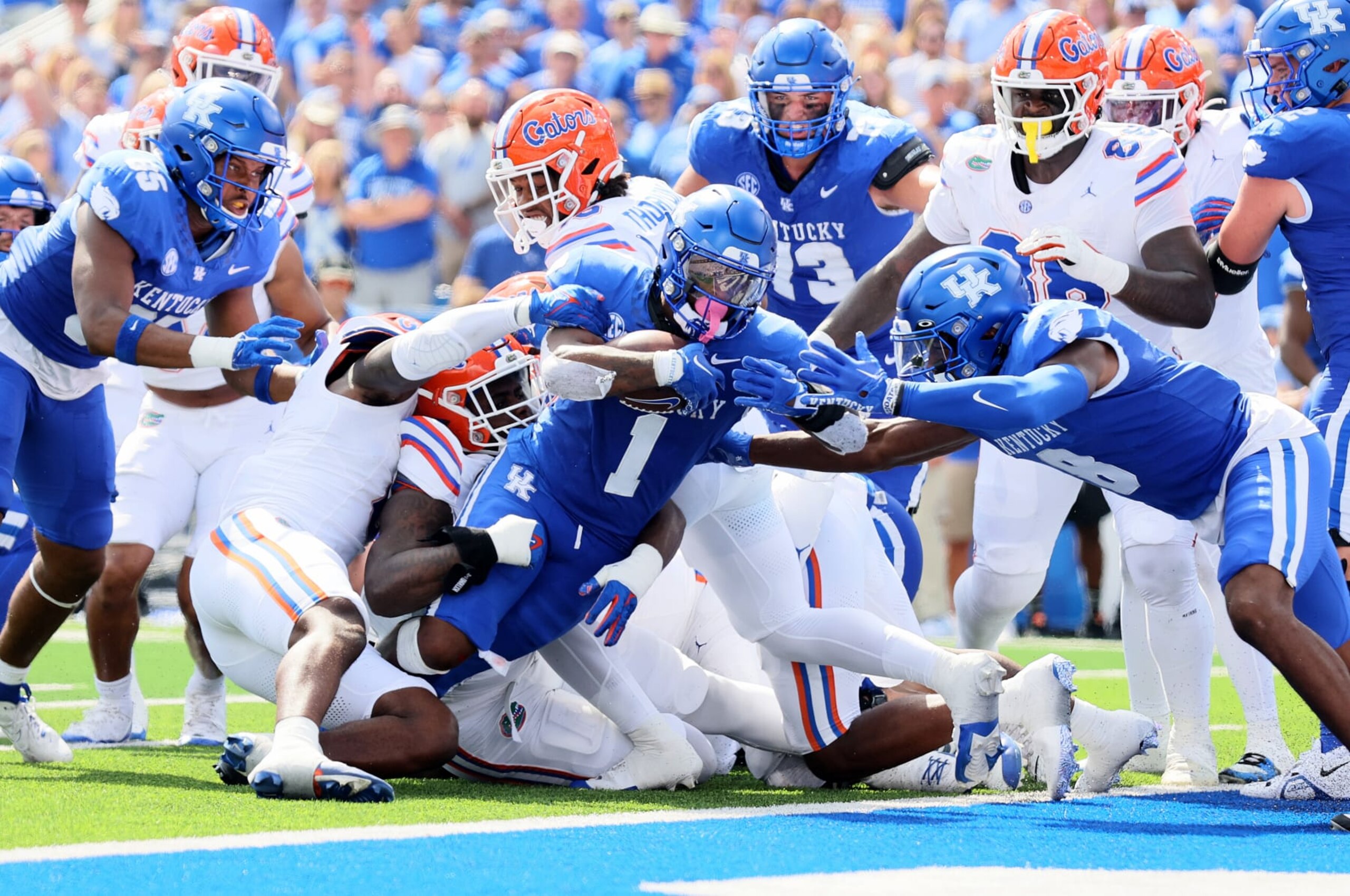 Ray Davis runs in for a Kentucky touchdown.