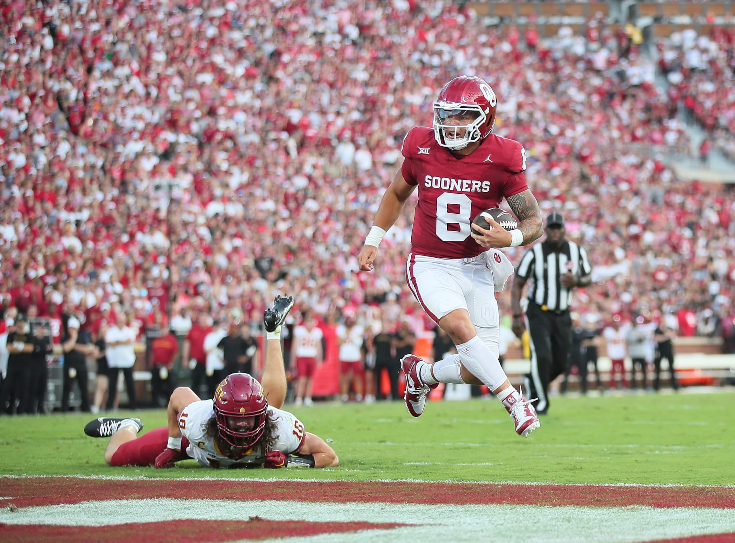 NORMAN, OK - SEPTEMBER 30: Oklahoma Sooners QB Dillon Gabriel (08) gets into the endzone for the score during a game between the Oklahoma Sooners and the Iowa State Cyclones at Gaylord Memorial Stadium in Norman, Oklahoma on September 30, 2023. (Photo by David Stacy/Icon Sportswire via Getty Images) NORMAN, OK - SEPTEMBER 30: Oklahoma Sooners QB Dillon Gabriel (08) gets into the endzone for the score during a game between the Oklahoma Sooners and the Iowa State Cyclones at Gaylord Memorial Stadium in Norman, Oklahoma on September 30, 2023. (Photo by David Stacy/Icon Sportswire via Getty Images)