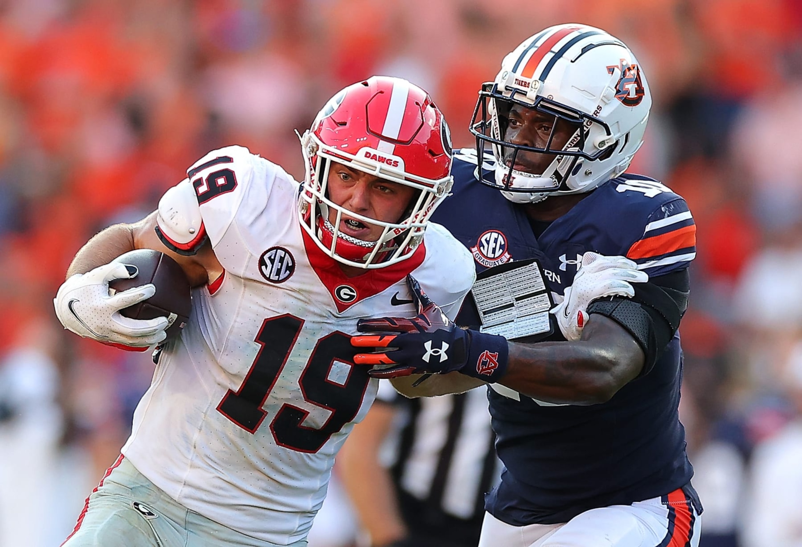 AUBURN, ALABAMA - SEPTEMBER 30: Brock Bowers #19 of the Georgia Bulldogs breaks a tackle by Zion Puckett #10 of the Auburn Tigers on the way to the go-ahead touchdownduring the fourth quarter at Jordan-Hare Stadium on September 30, 2023 in Auburn, Alabama. (Photo by Kevin C. Cox/Getty Images) AUBURN, ALABAMA - SEPTEMBER 30: Brock Bowers #19 of the Georgia Bulldogs breaks a tackle by Zion Puckett #10 of the Auburn Tigers on the way to the go-ahead touchdownduring the fourth quarter at Jordan-Hare Stadium on September 30, 2023 in Auburn, Alabama. (Photo by Kevin C. Cox/Getty Images)