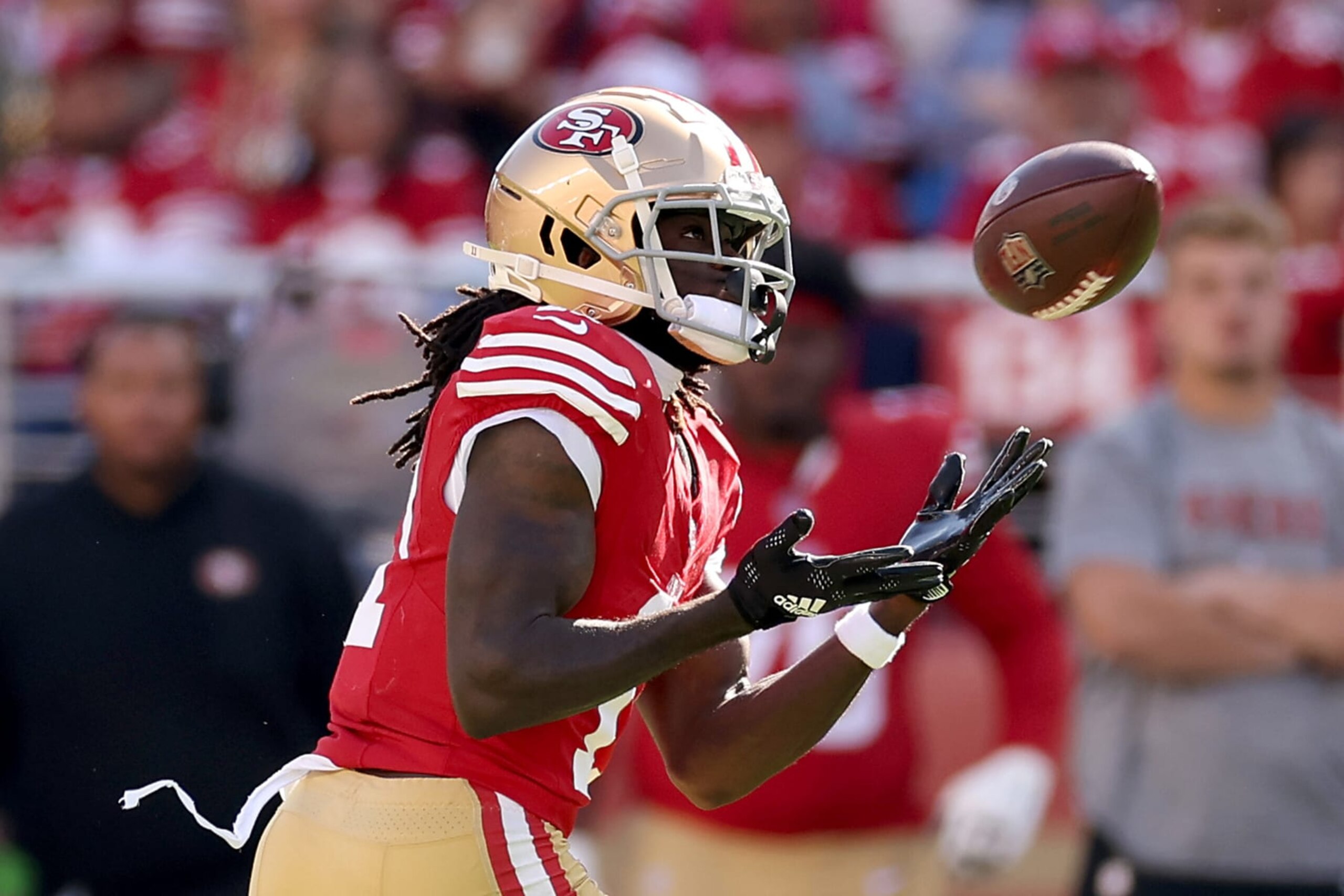 SANTA CLARA, CALIFORNIA - OCTOBER 01: Brandon Aiyuk #11 of the San Francisco 49ers makes a pass reception during the third quarter against the Arizona Cardinals at Levi's Stadium on October 01, 2023 in Santa Clara, California. (Photo by Ezra Shaw/Getty Images)