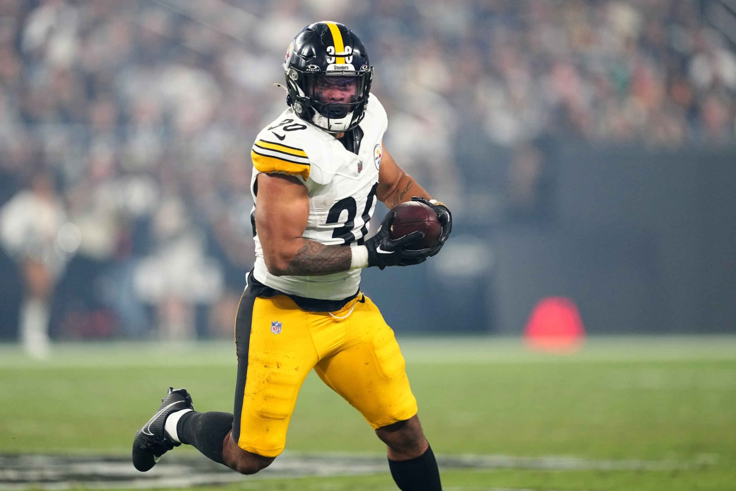 LAS VEGAS, NEVADA - SEPTEMBER 24: Jaylen Warren #30 of the Pittsburgh Steelers runs the ball in the game against the Las Vegas Raiders during the third quarter at Allegiant Stadium on September 24, 2023 in Las Vegas, Nevada. (Photo by Chris Unger/Getty Images)